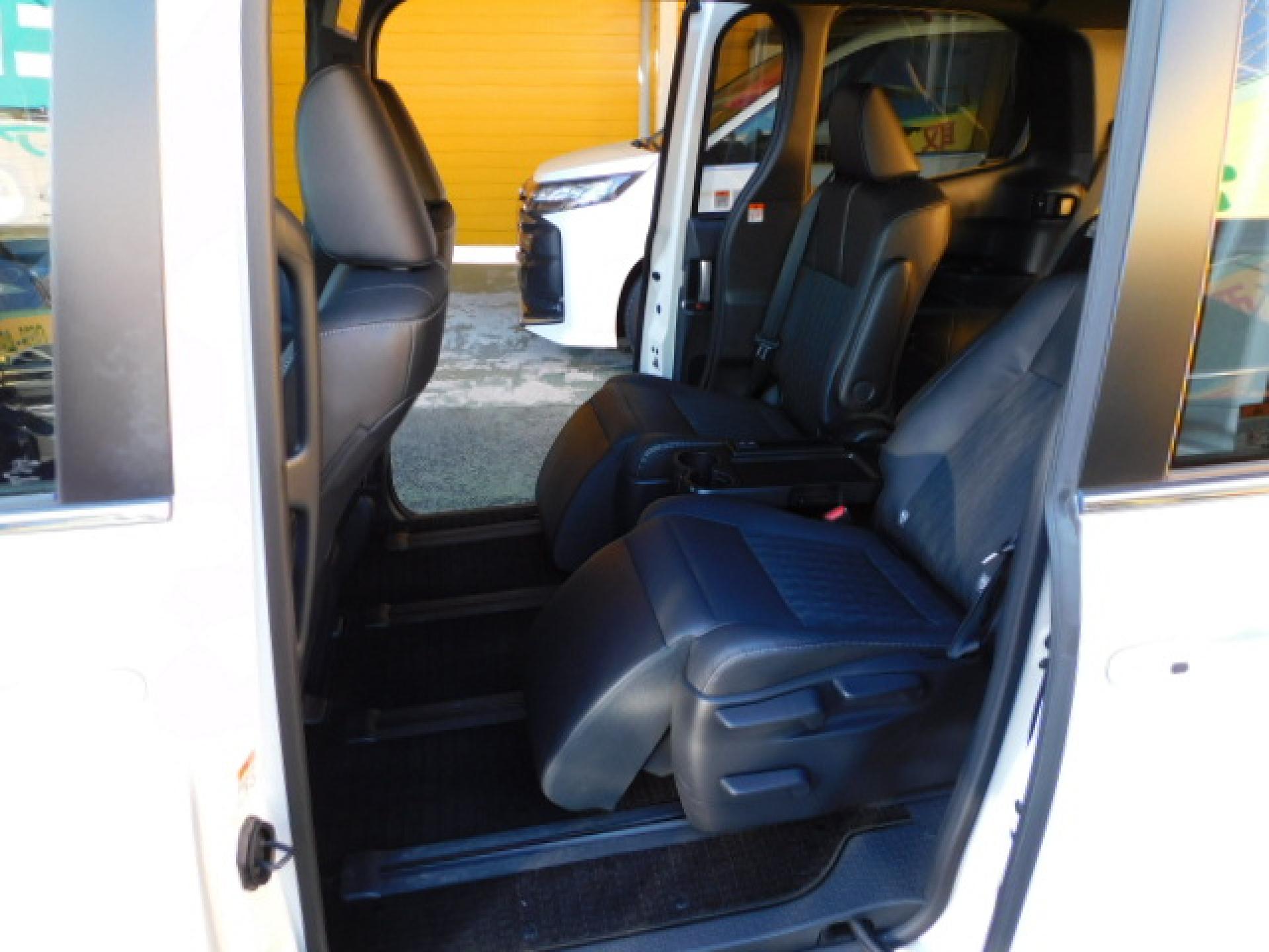 7人乗り（超ロングスライド＋リクライニング＋両側アームレスト）、折りたたみ式サイドテーブル、オットマン＆シートヒーター（※）メーカーオプション快適利便パッケージHigh