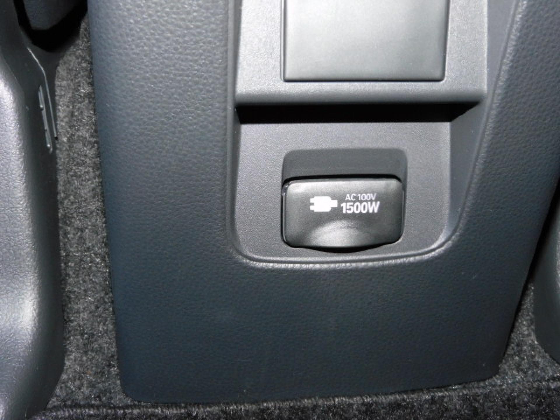 1500Wコンセント（センターコンソール後部）