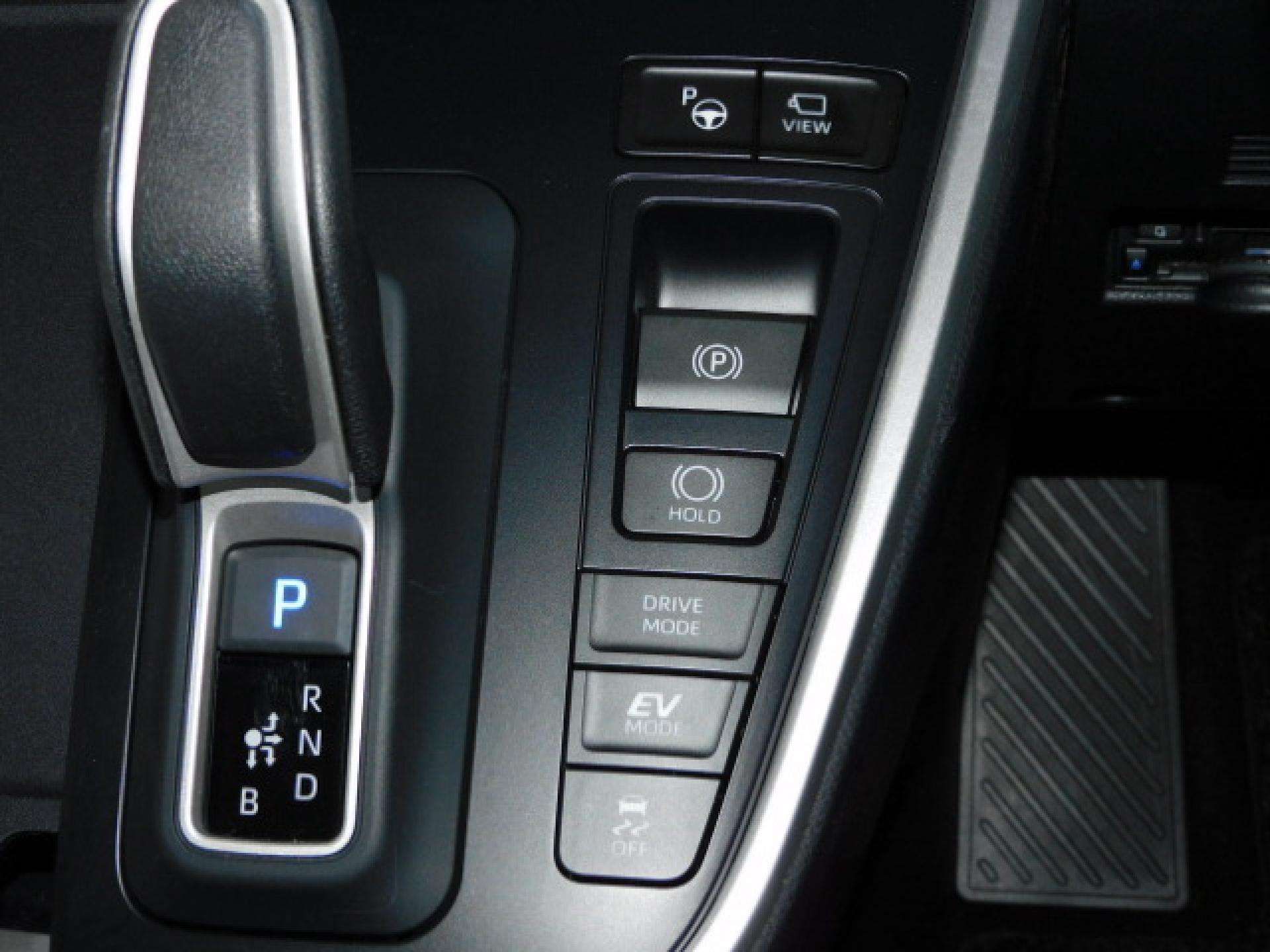 (上から)アドバンストパーク、パノラミックビューモニター(※)メーカーオプション トヨタチームメイト、電動パーキングブレーキ&ブレーキホールド、ドライブモード、TRC