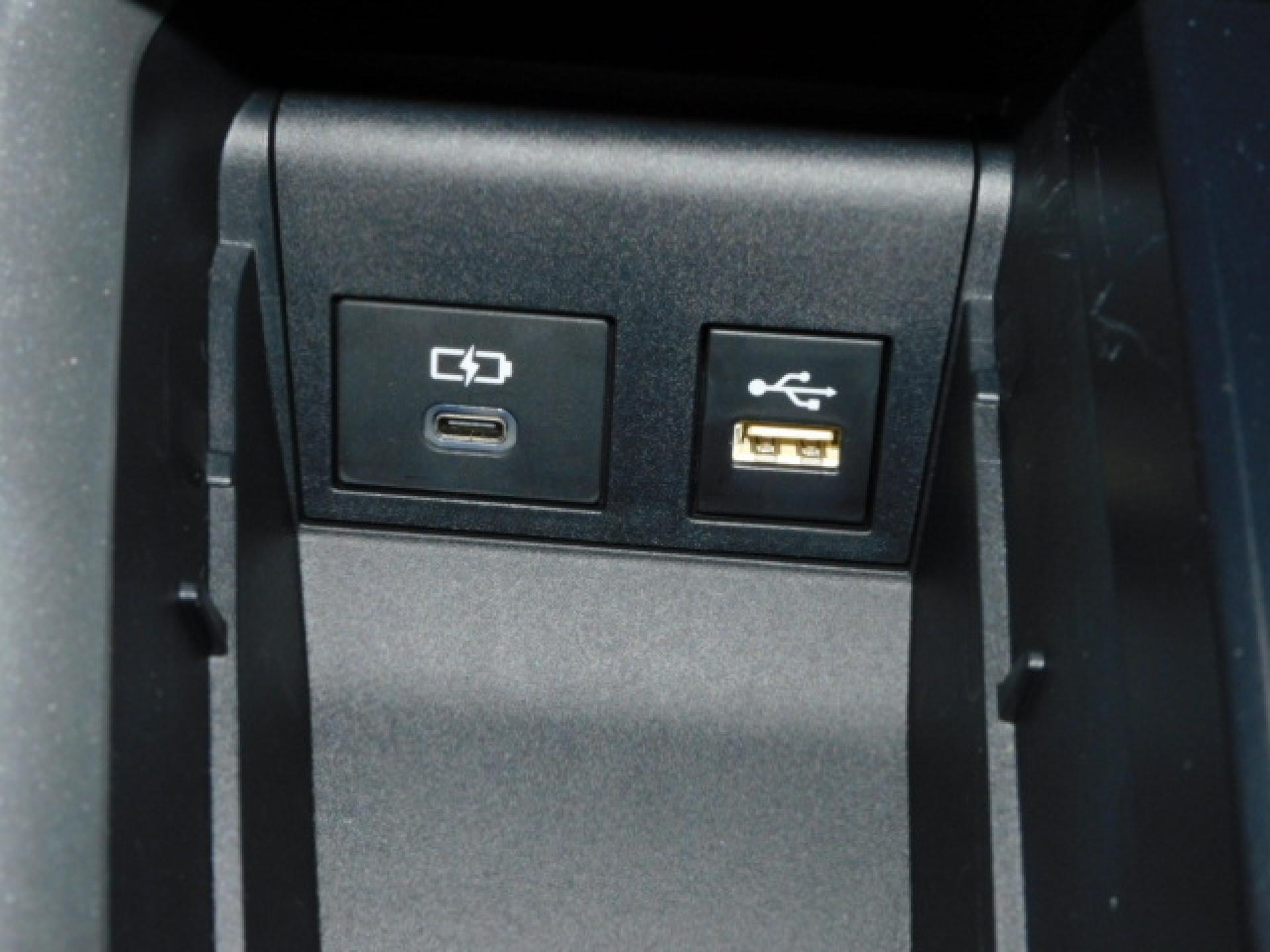 シフト横小物入れ内に充電用USB(Type-C)、通信用USB(Type-A)、各1個付いています。