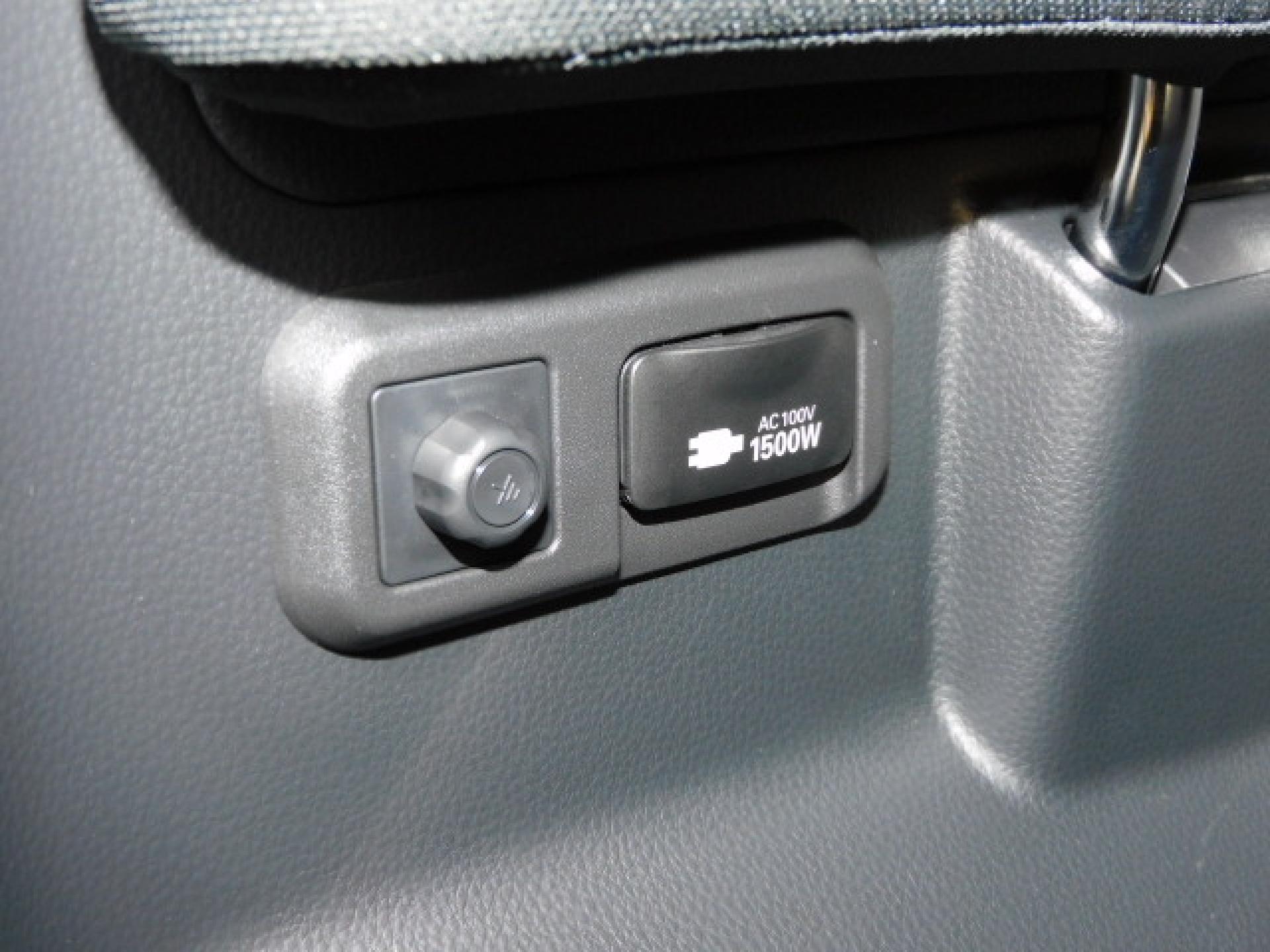 サードシート左後方には便利なACコンセントが付いております。