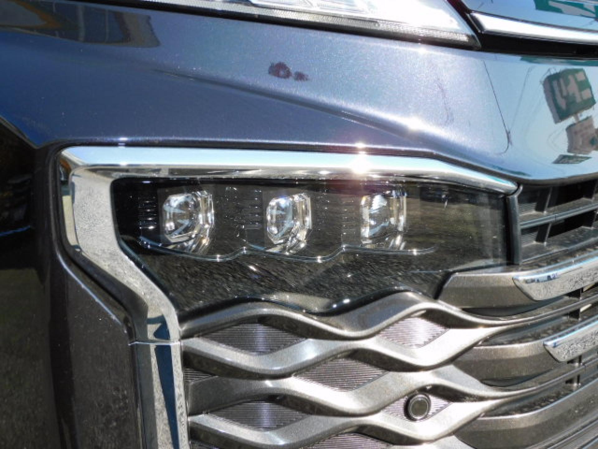 オートレベリング機能付プロジェクター式3眼LEDヘッドランプ+アダプティブハイビームシステム(※)メーカーオプション