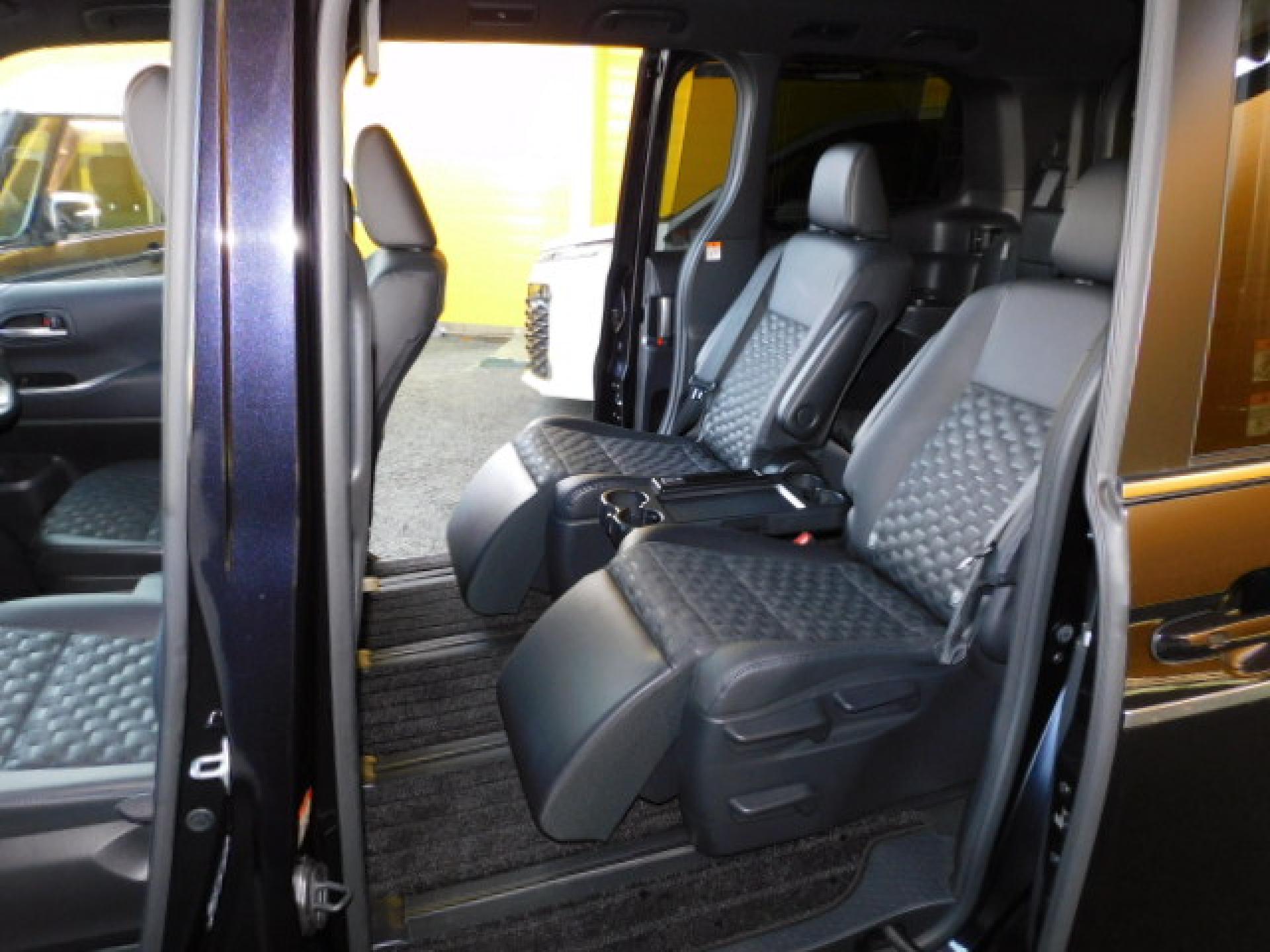 7人乗り(超ロングスライド+リクライニング+両側アームレスト)、折りたたみ式サイドテーブル、オットマン&シートヒーター(※)メーカーオプション快適利便パッケージHigh