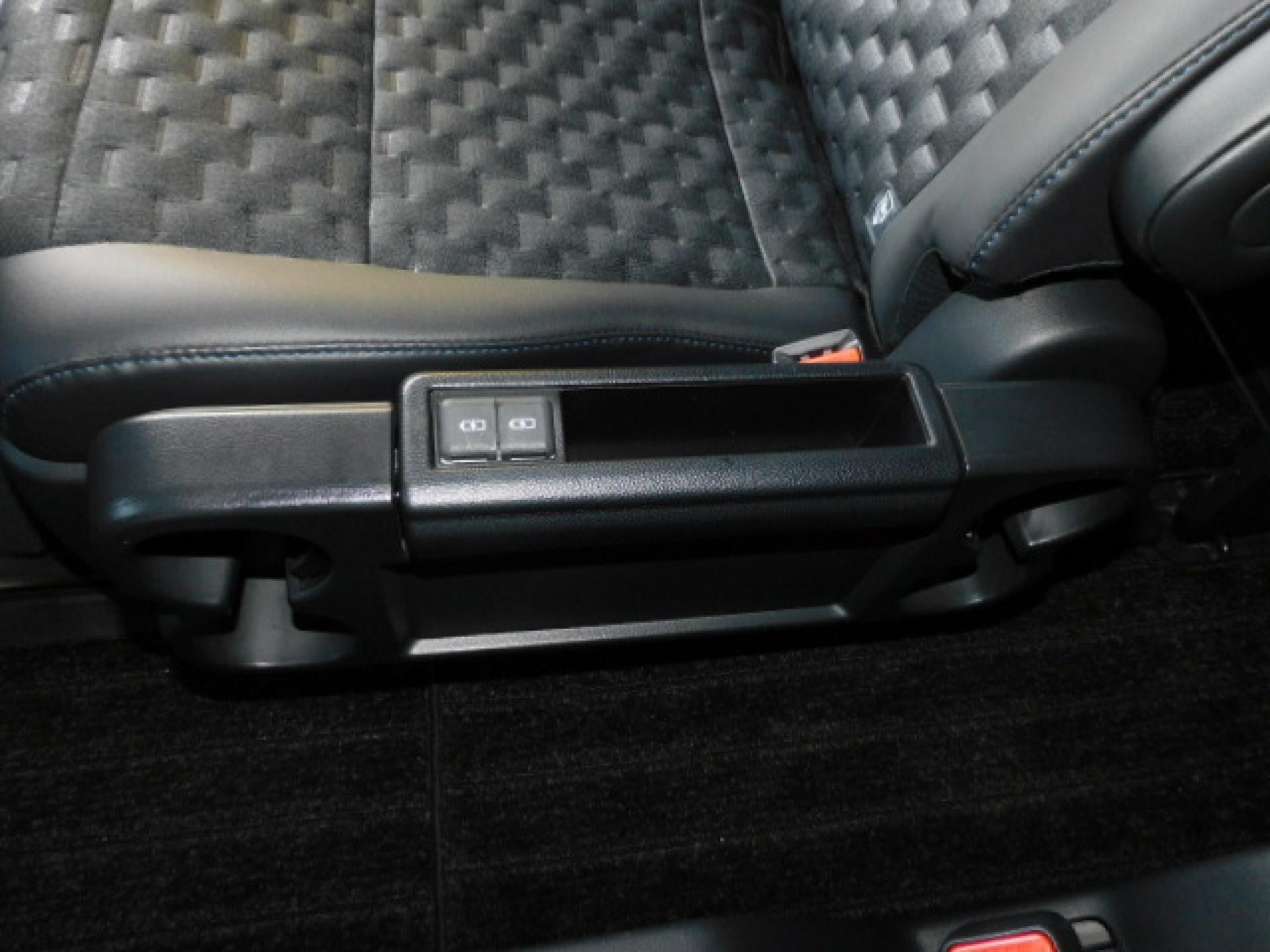 折りたたみ式セカンドシートサイドテーブル(カップホルダー×4・充電用USB×2)