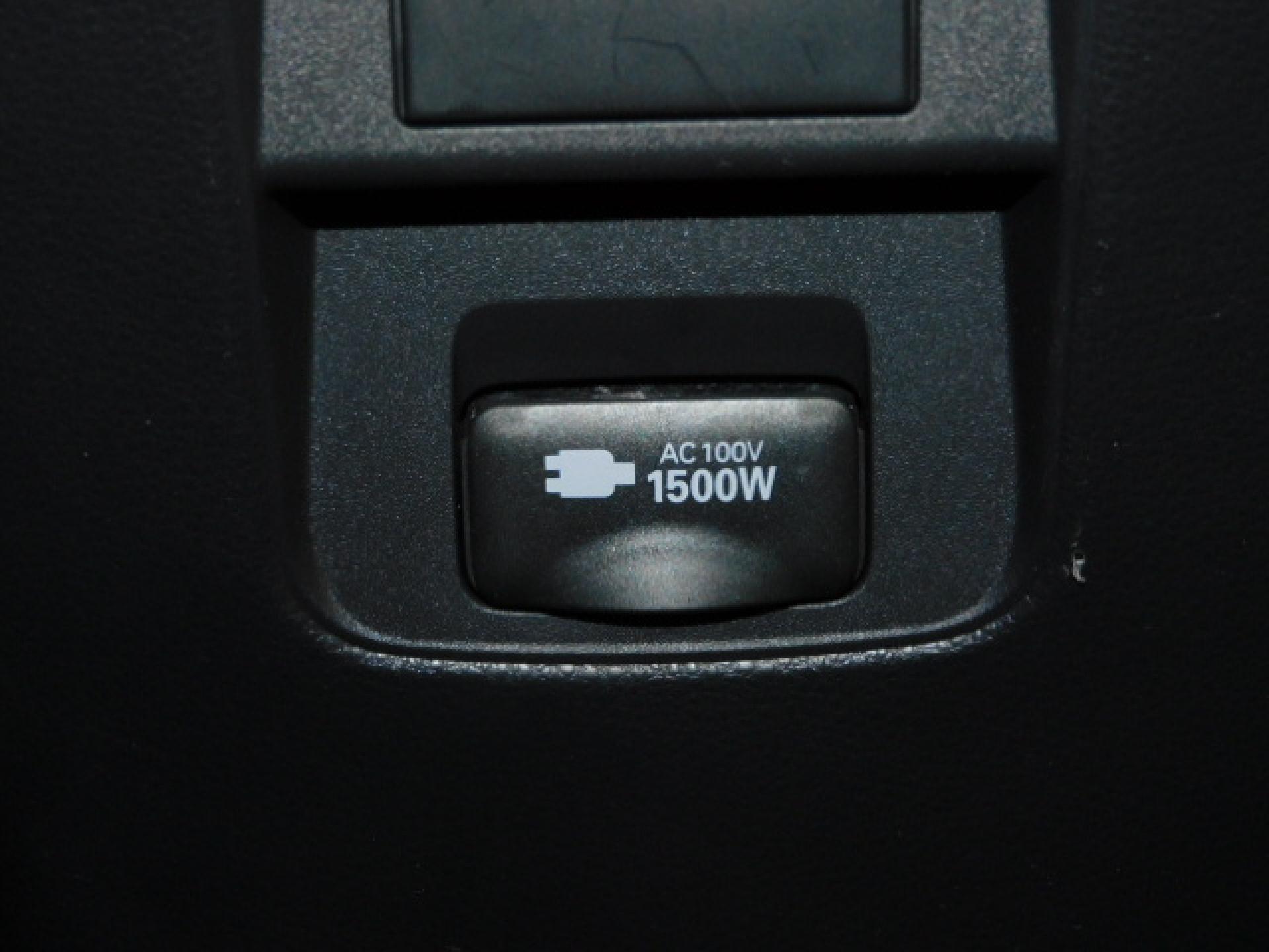 1500Wコンセント(センターコンソール後部)