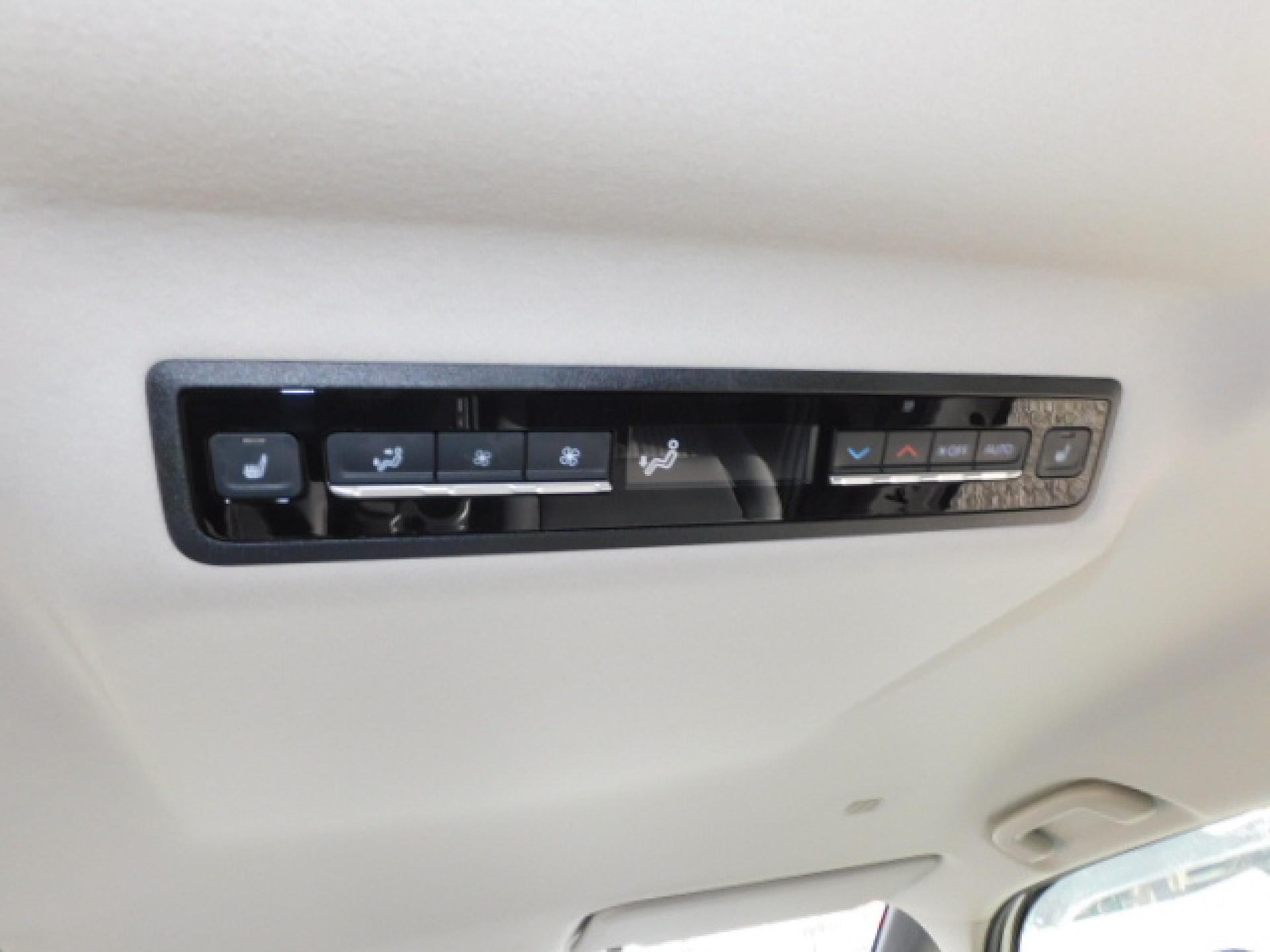 後席オートエアコン、2列目シートヒーター(※)メーカーオプション快適利便パッケージHigh