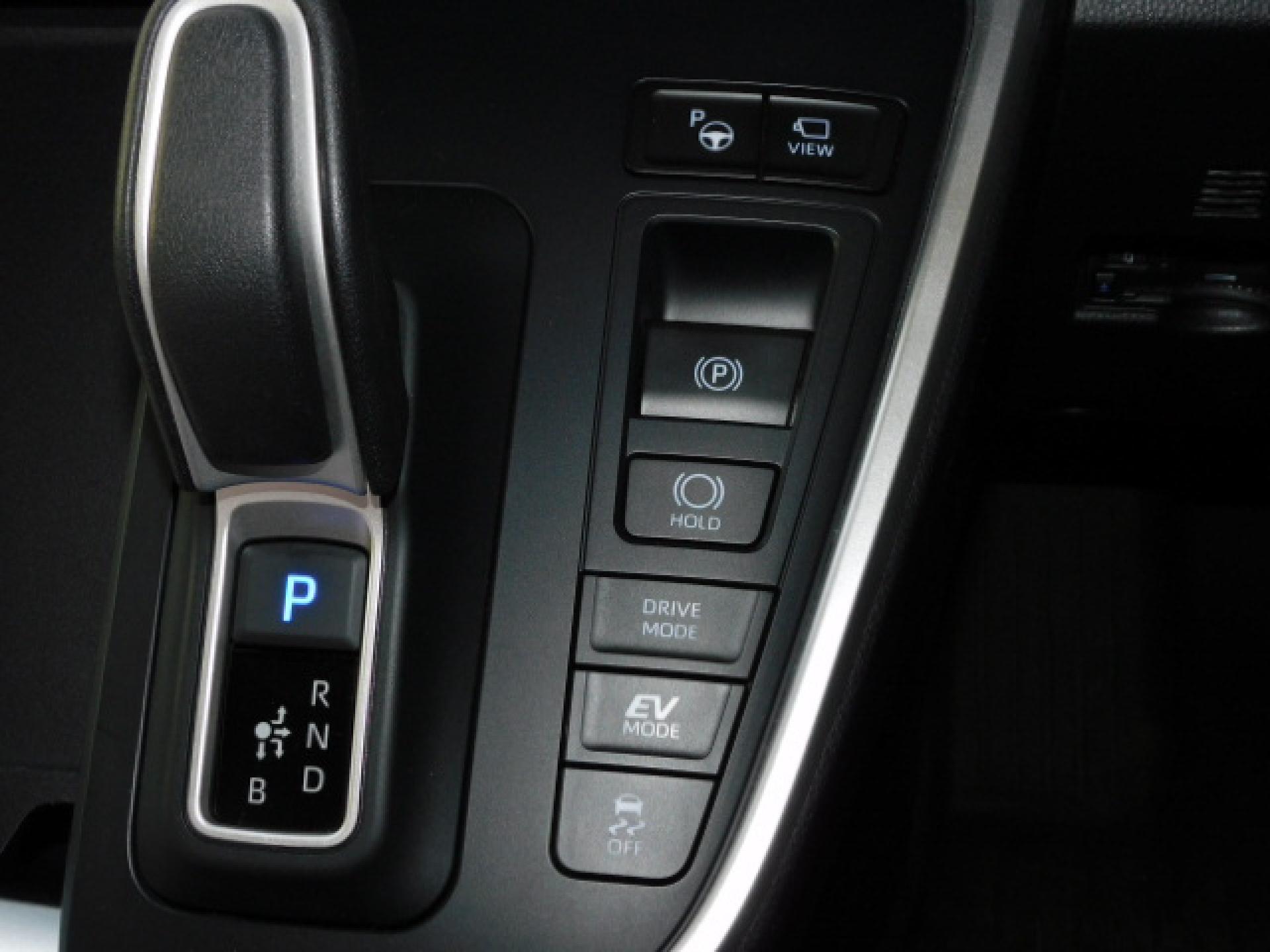 (上から)アドバンストパーク、パノラミックビューモニター(※)メーカーオプション トヨタチームメイト、電動パーキングブレーキ&ブレーキホールド、ドライブモード、TRC