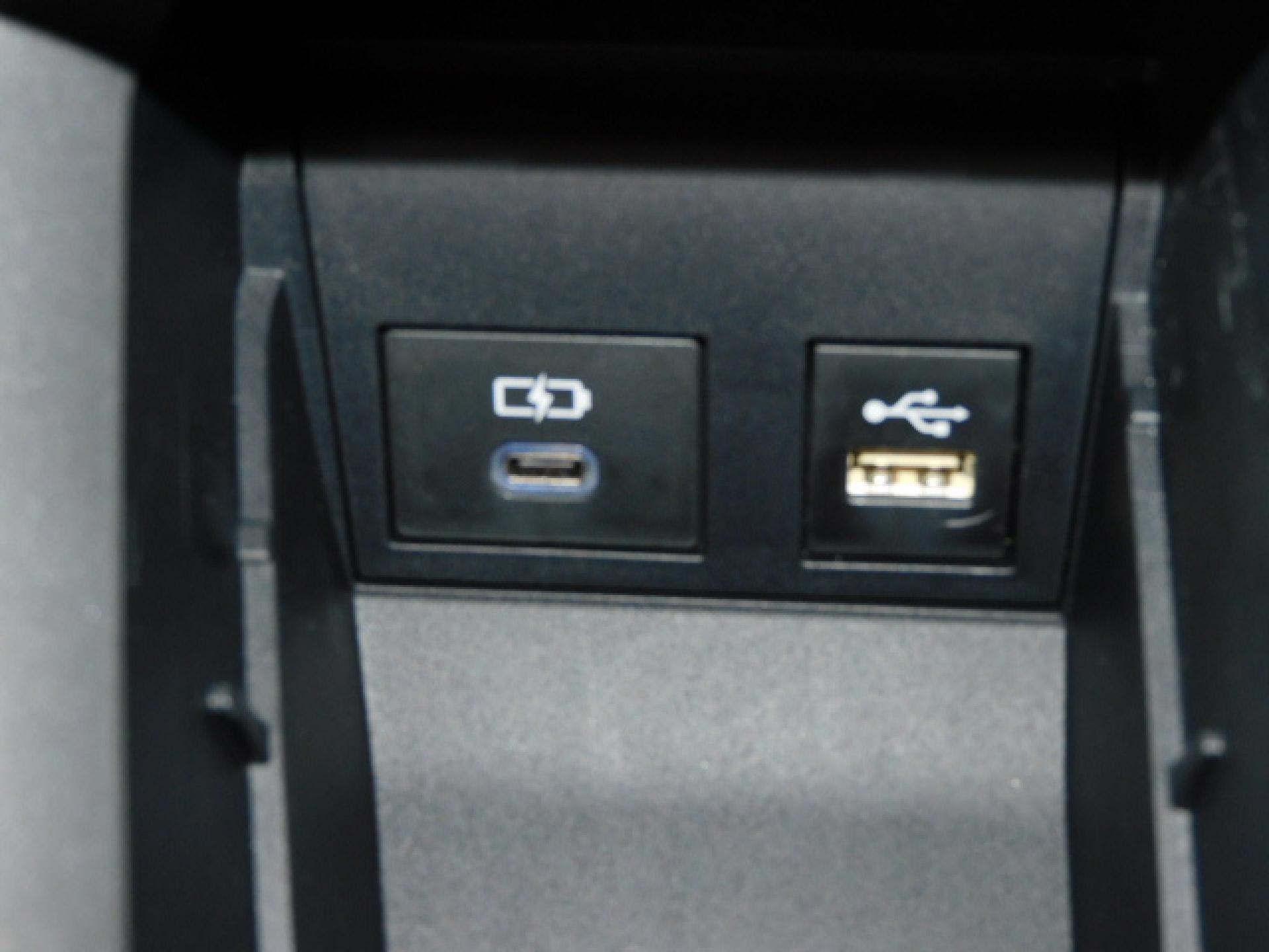 シフト横小物入れ内に充電用USB(Type-C)、通信用USB(Type-A)、各1個付いています。