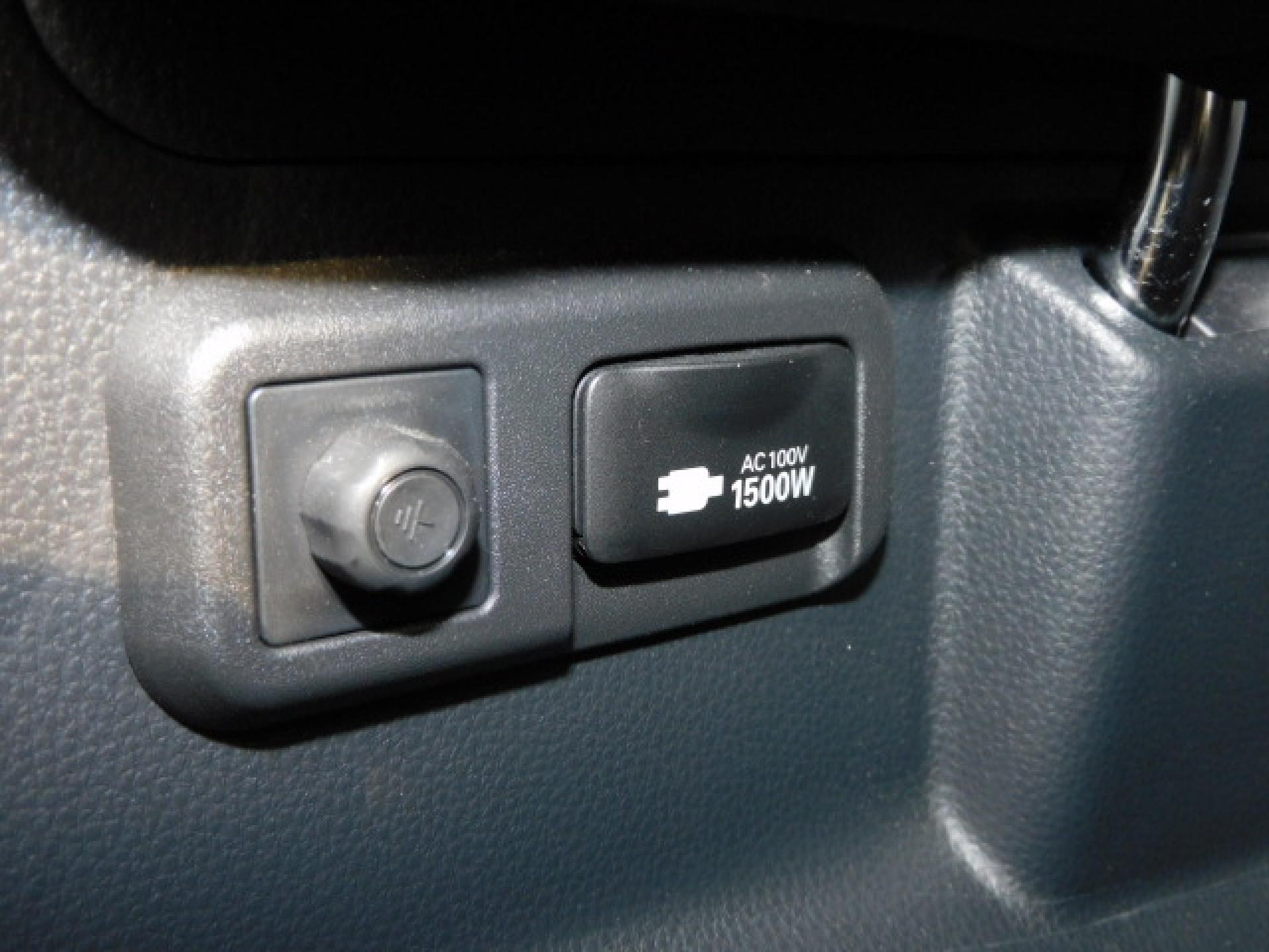 サードシート左後方には便利なACコンセントが付いております。