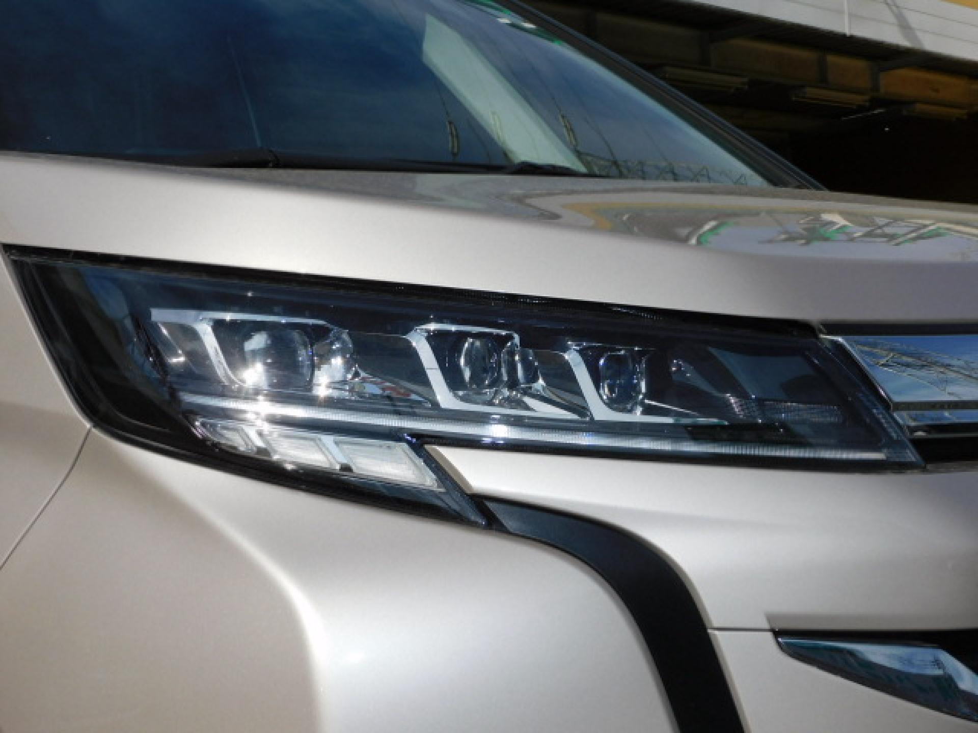 オートレベリング機能付プロジェクター式3眼LEDヘッドランプ+アダプティブハイビームシステム(※)メーカーオプション