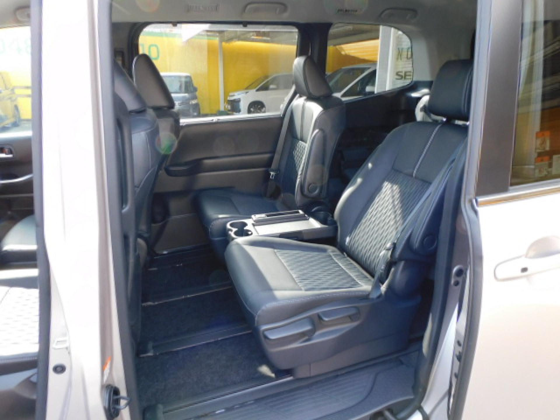 7人乗り(超ロングスライド+リクライニング+両側アームレスト)、折りたたみ式サイドテーブル、2列目シートヒーター(※)メーカーオプション快適利便パッケージHigh