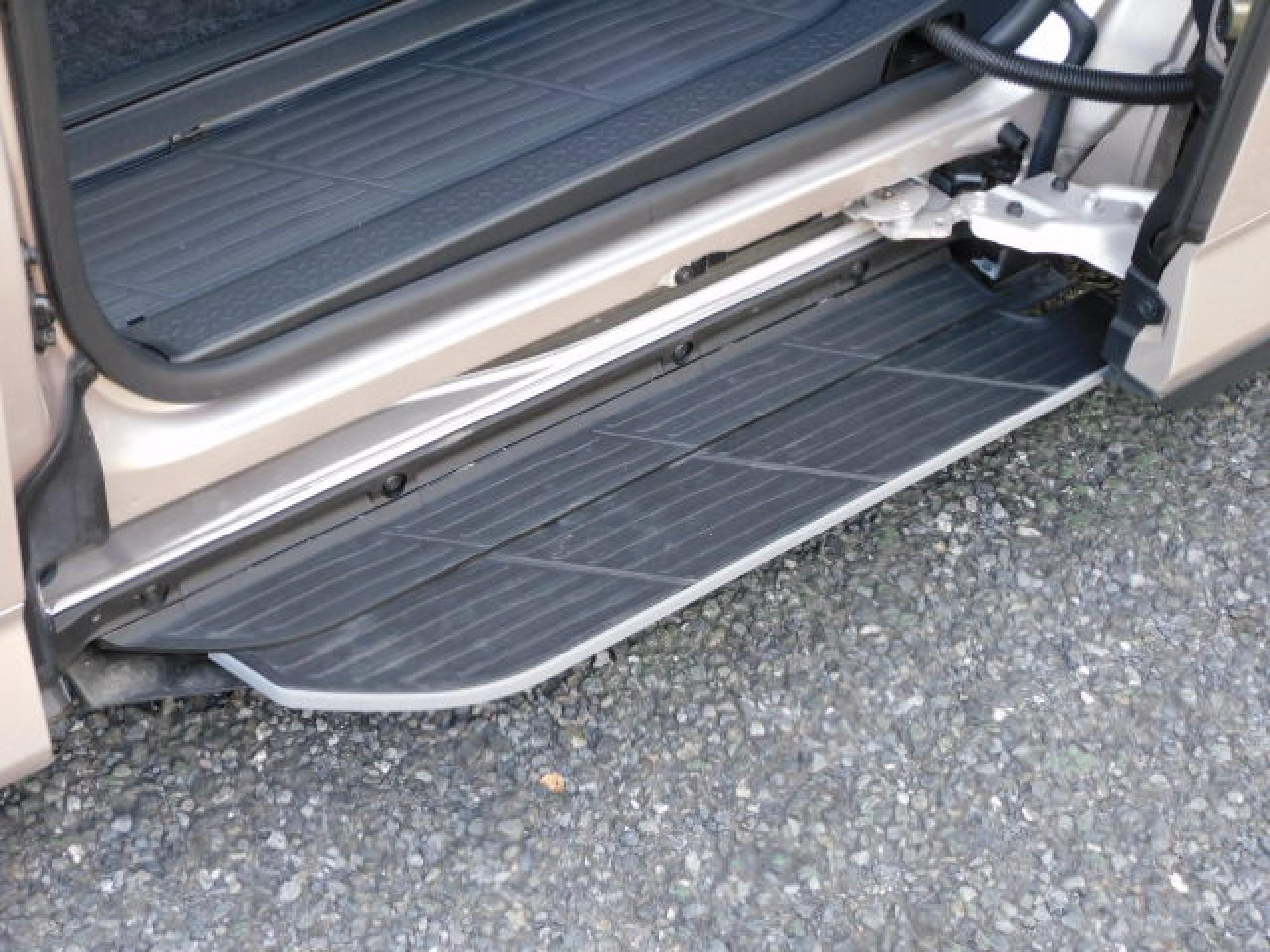 ユニバーサルステップ(※)メーカーオプション