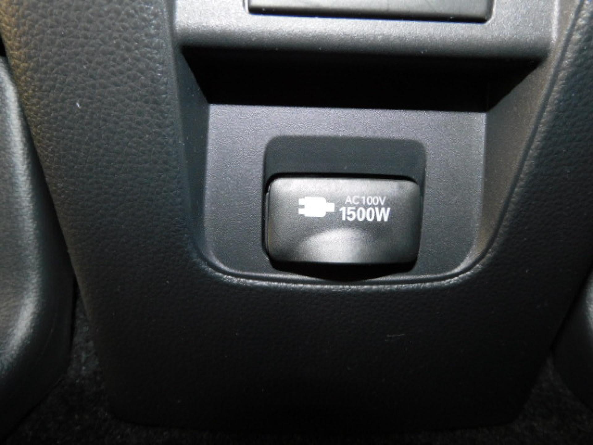 1500Wコンセント(センターコンソール後部)