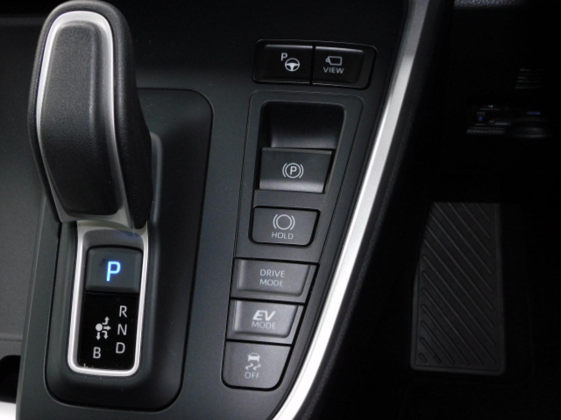 （上から）アドバンストパーク、パノラミックビューモニター（※）メーカーオプション トヨタチームメイト、電動パーキングブレーキ＆ブレーキホールド、ドライブモード、TRC