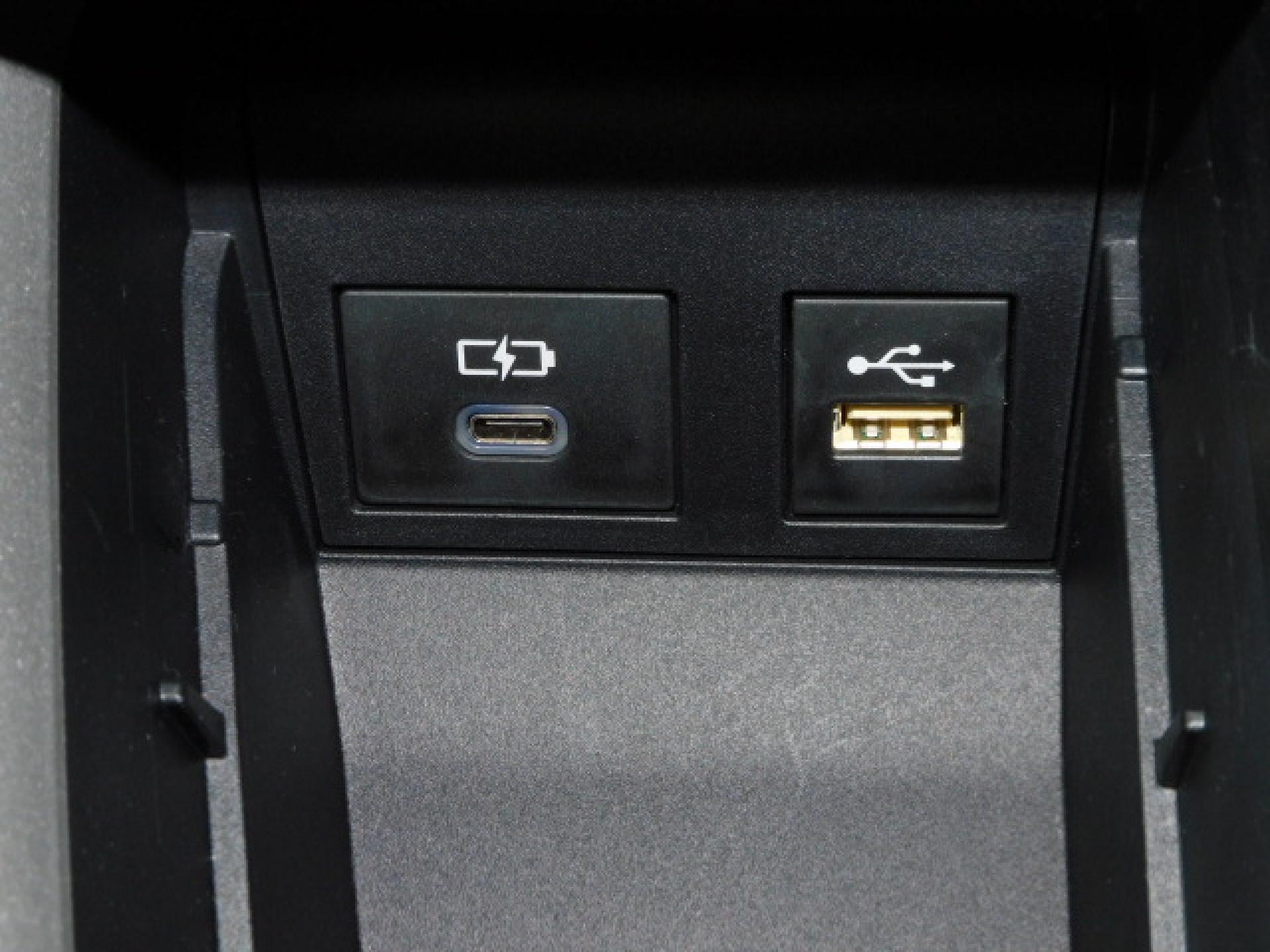 シフト横小物入れ内に充電用USB（Type-C）、通信用USB（Type-A）、各1個付いています。