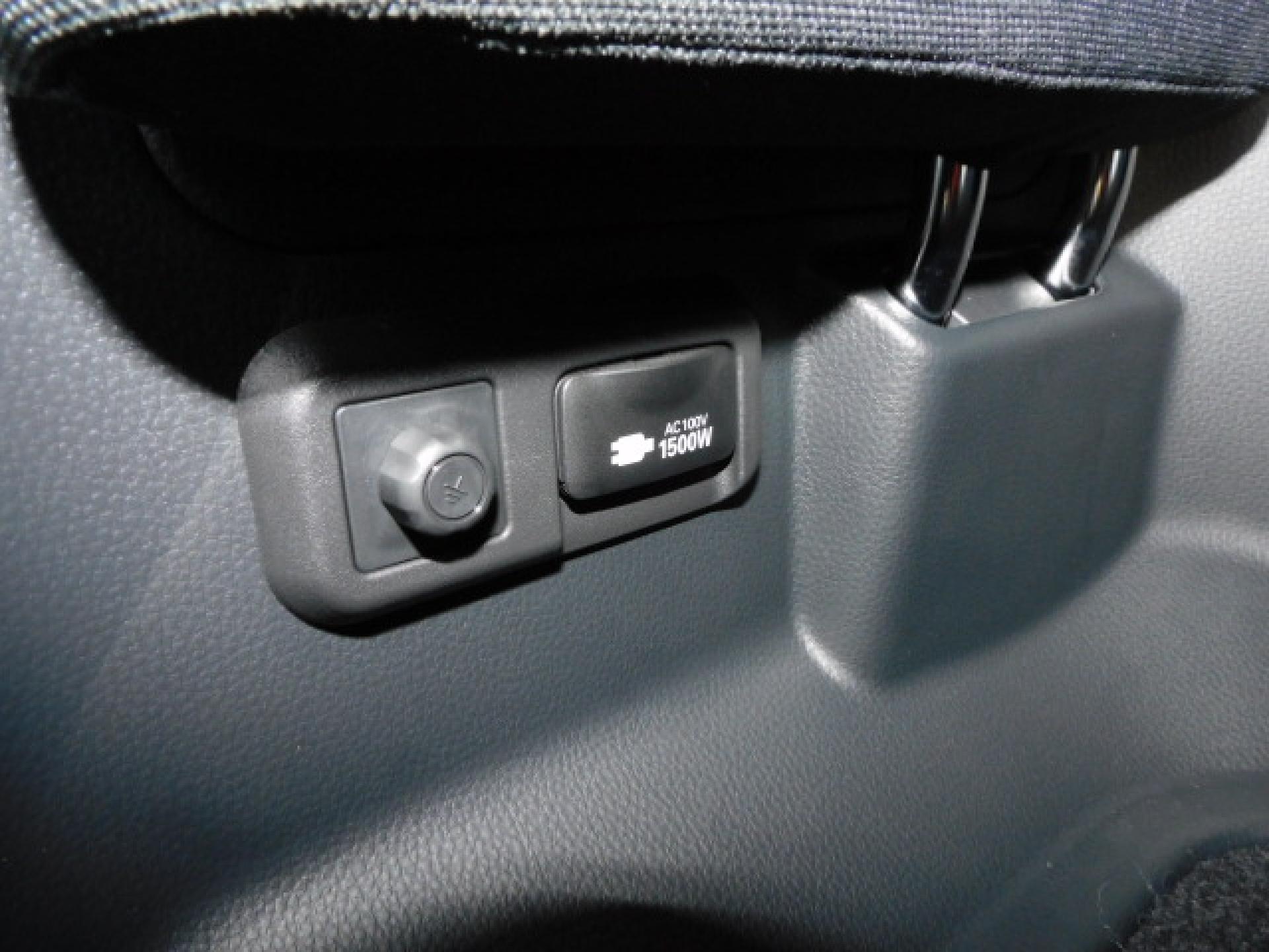 サードシート左後方には便利なACコンセントが付いております。