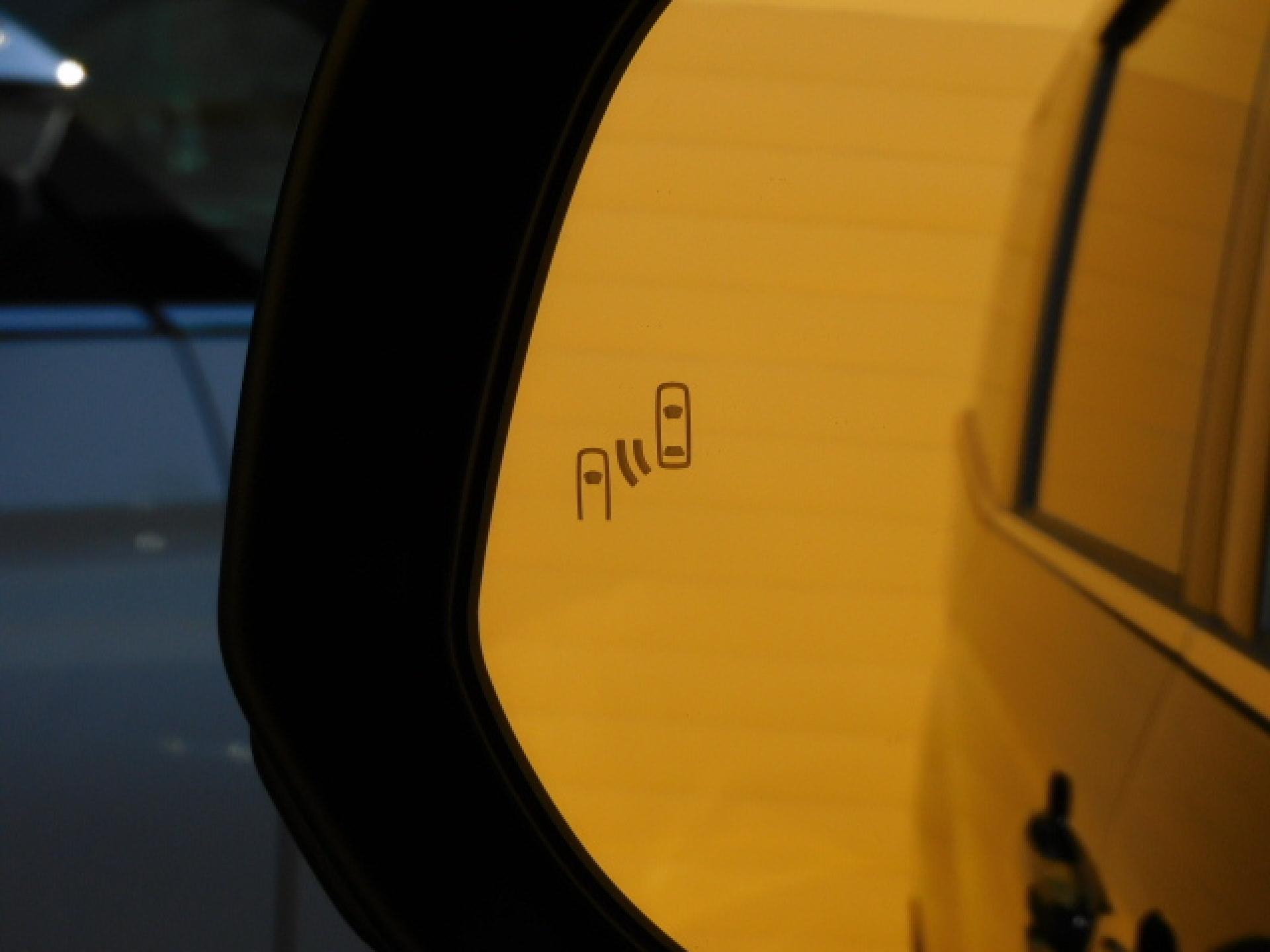 ブラインドスポットモニター＋安心降車アシスト（※）メーカーオプション