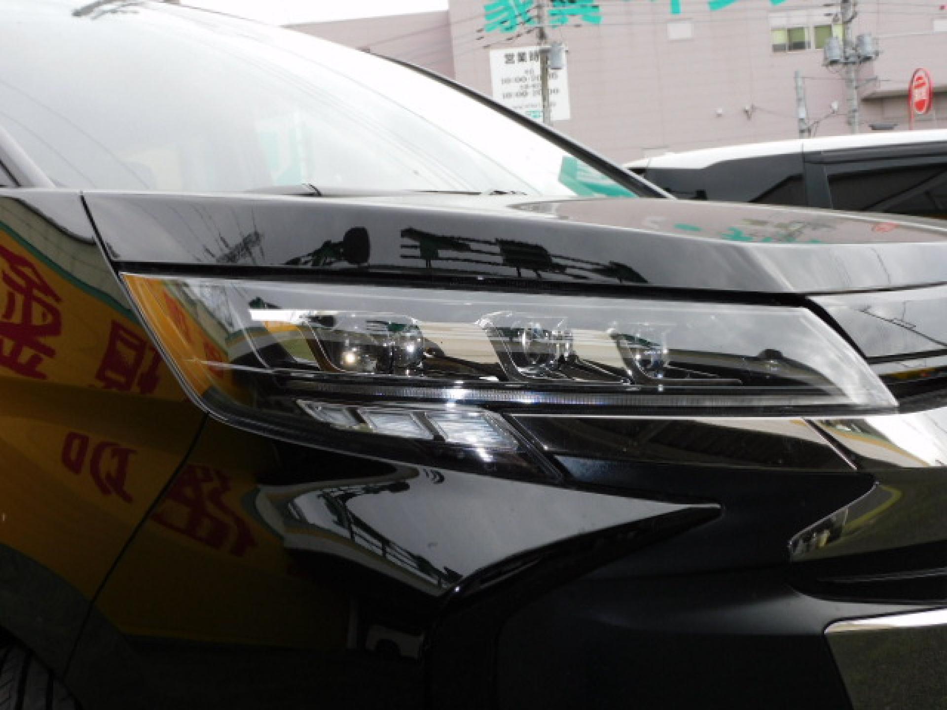 オートレベリング機能付プロジェクター式3眼LEDヘッドランプ＋アダプティブハイビームシステム（※）メーカーオプション