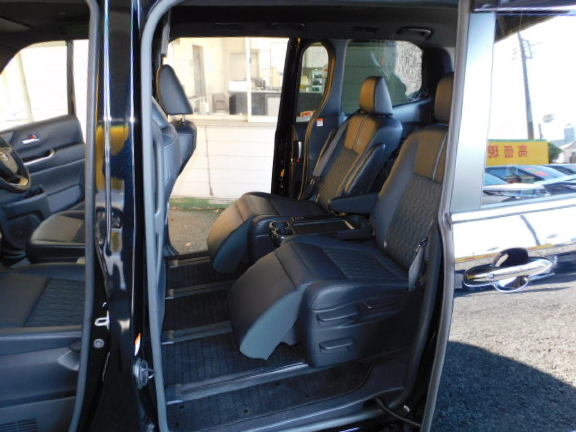 7人乗り（超ロングスライド＋リクライニング＋両側アームレスト）、折りたたみ式サイドテーブル、オットマン＆シートヒーター（※）メーカーオプション快適利便パッケージHigh