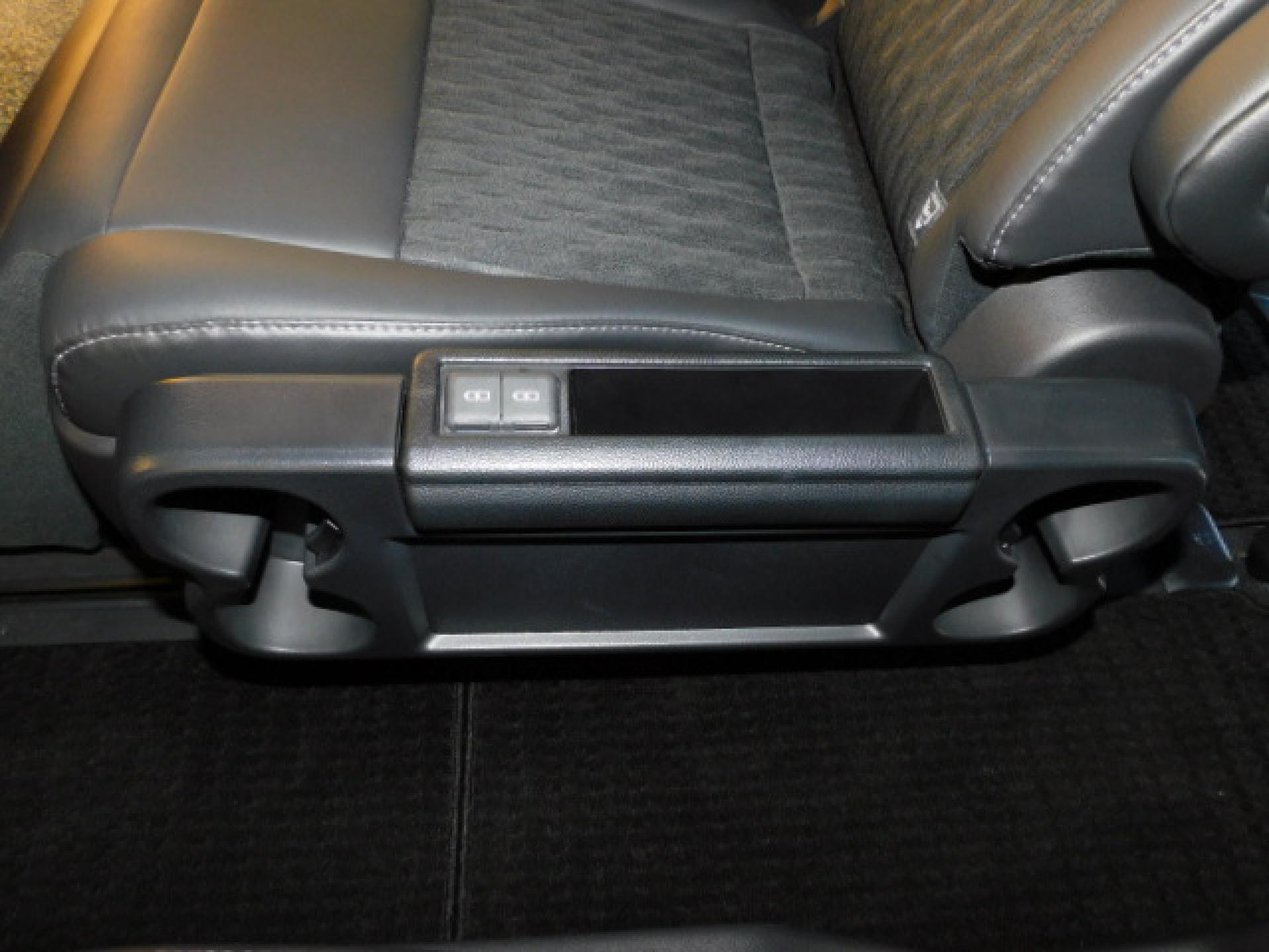 折りたたみ式セカンドシートサイドテーブル（カップホルダー×4・充電用USB×2）