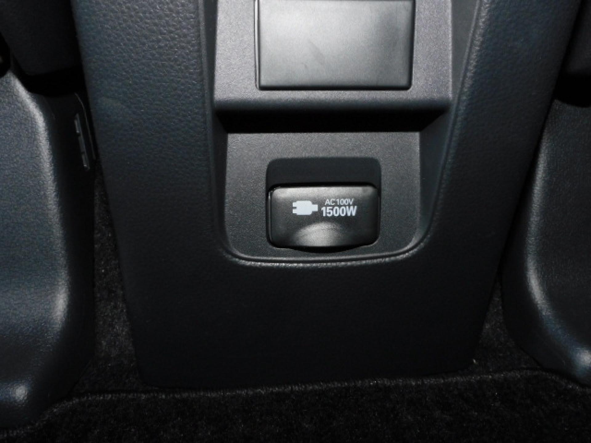 1500Wコンセント（センターコンソール後部）
