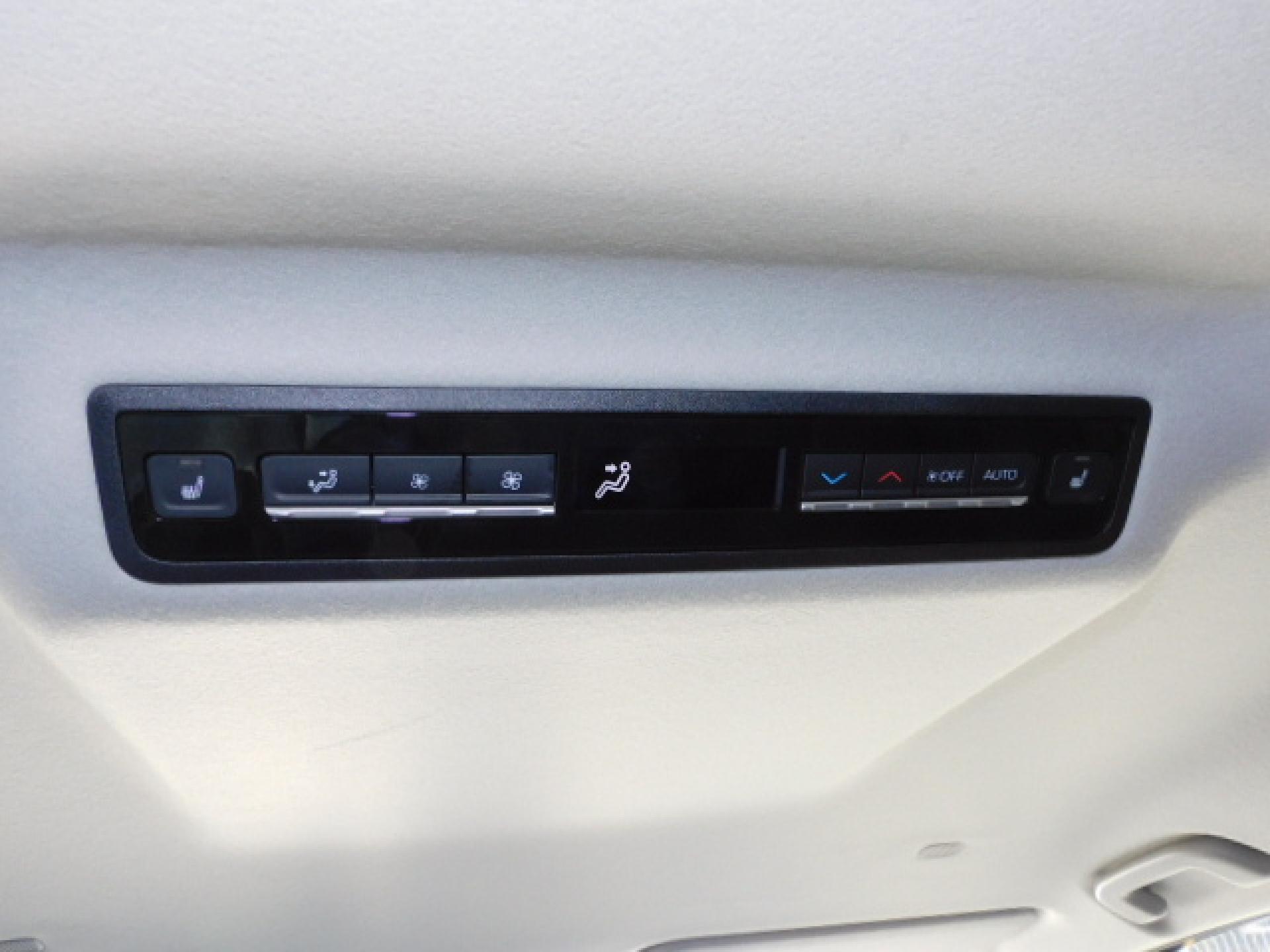 後席オートエアコン、2列目シートヒーター(※)メーカーオプション快適利便パッケージHigh