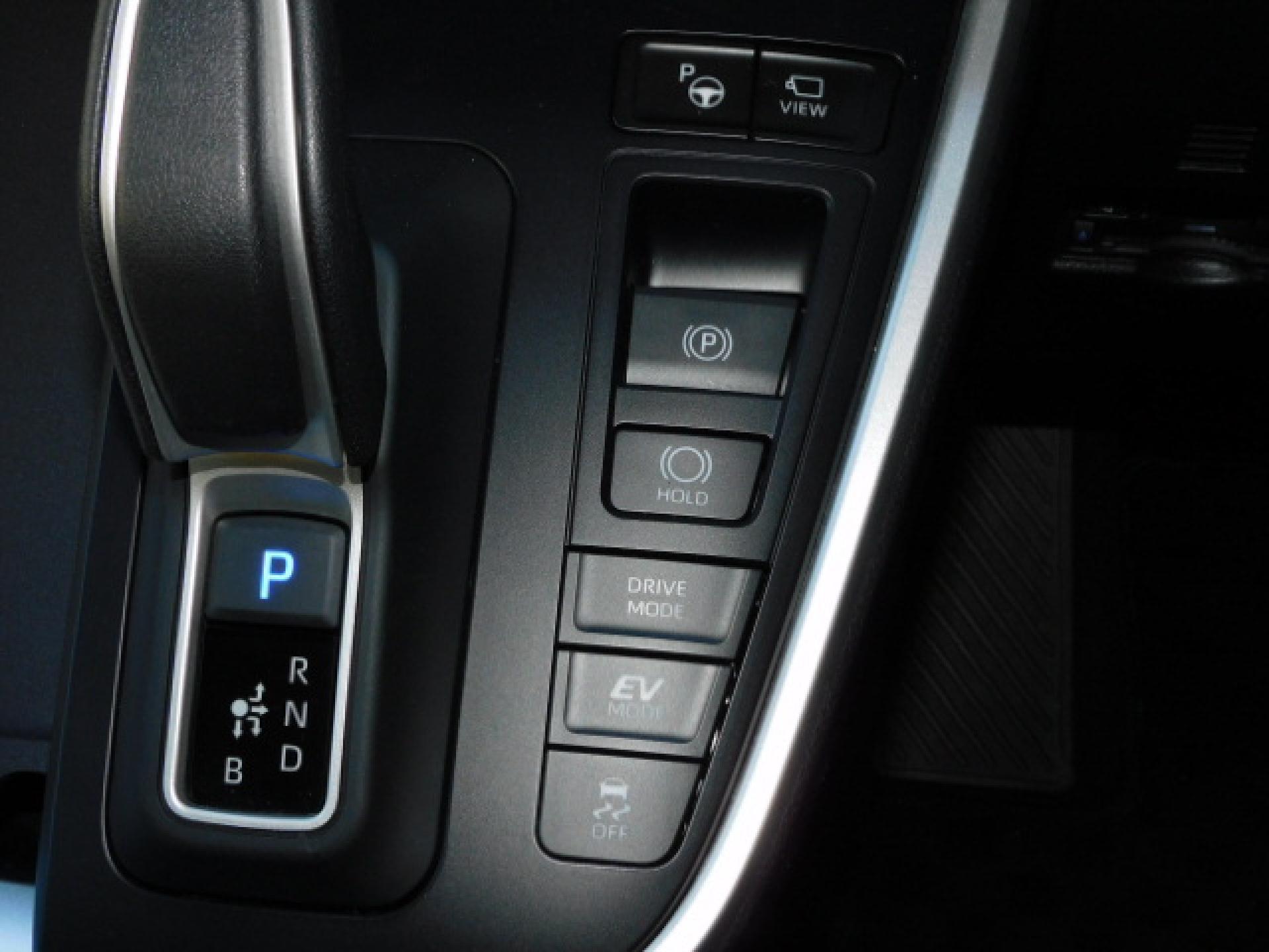 (上から)アドバンストパーク、パノラミックビューモニター(※)メーカーオプション トヨタチームメイト、電動パーキングブレーキ&ブレーキホールド、ドライブモード、TRC