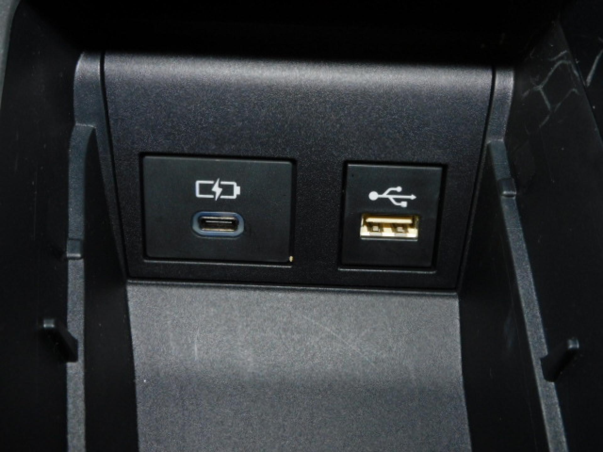 シフト横小物入れ内に充電用USB(Type-C)、通信用USB(Type-A)、各1個付いています。