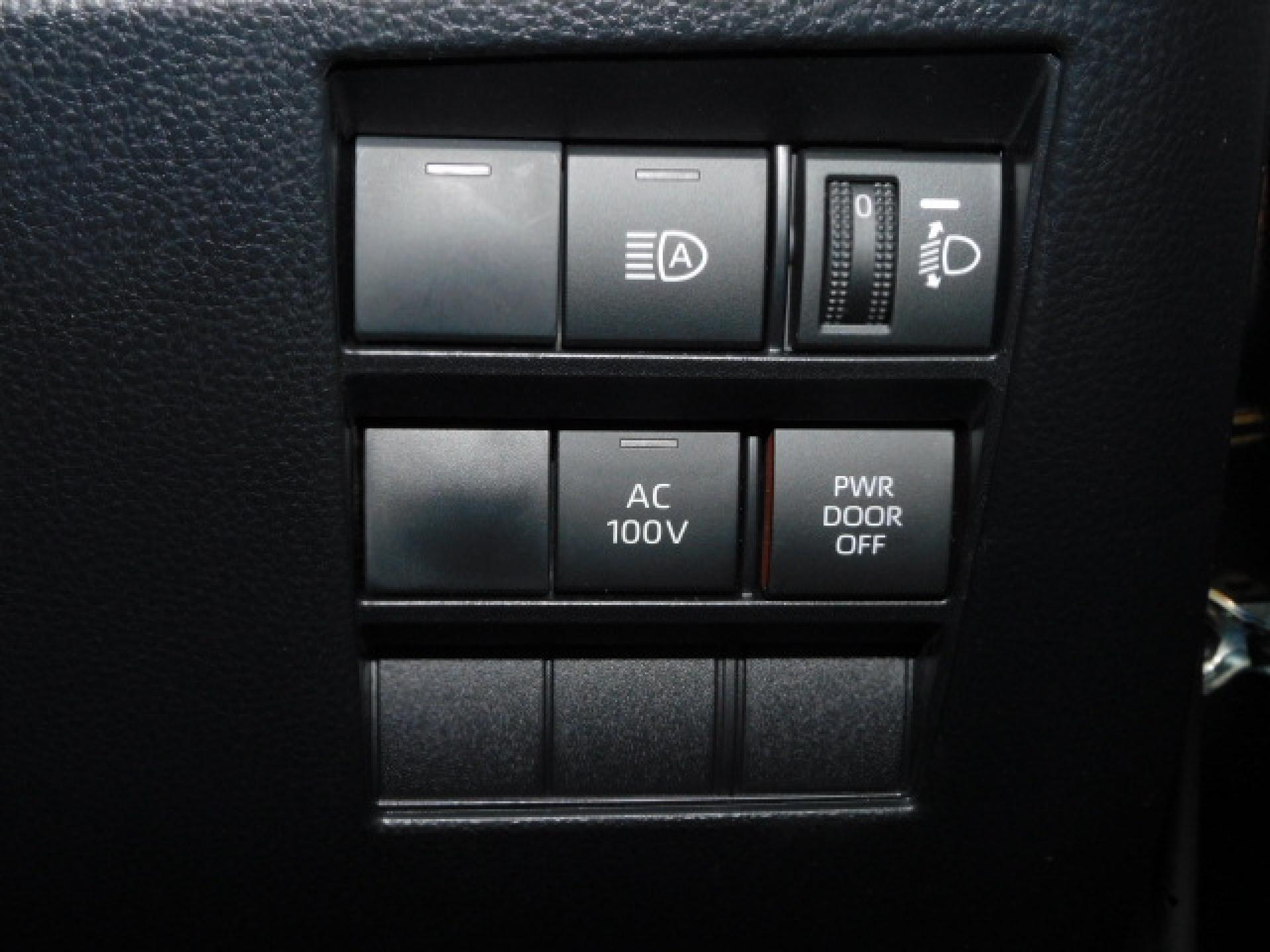 オートマチックハイビーム、ヘッドライトレベリングスイッチ、AC100V/1500Wメインスイッチ、パワードアメインスイッチ