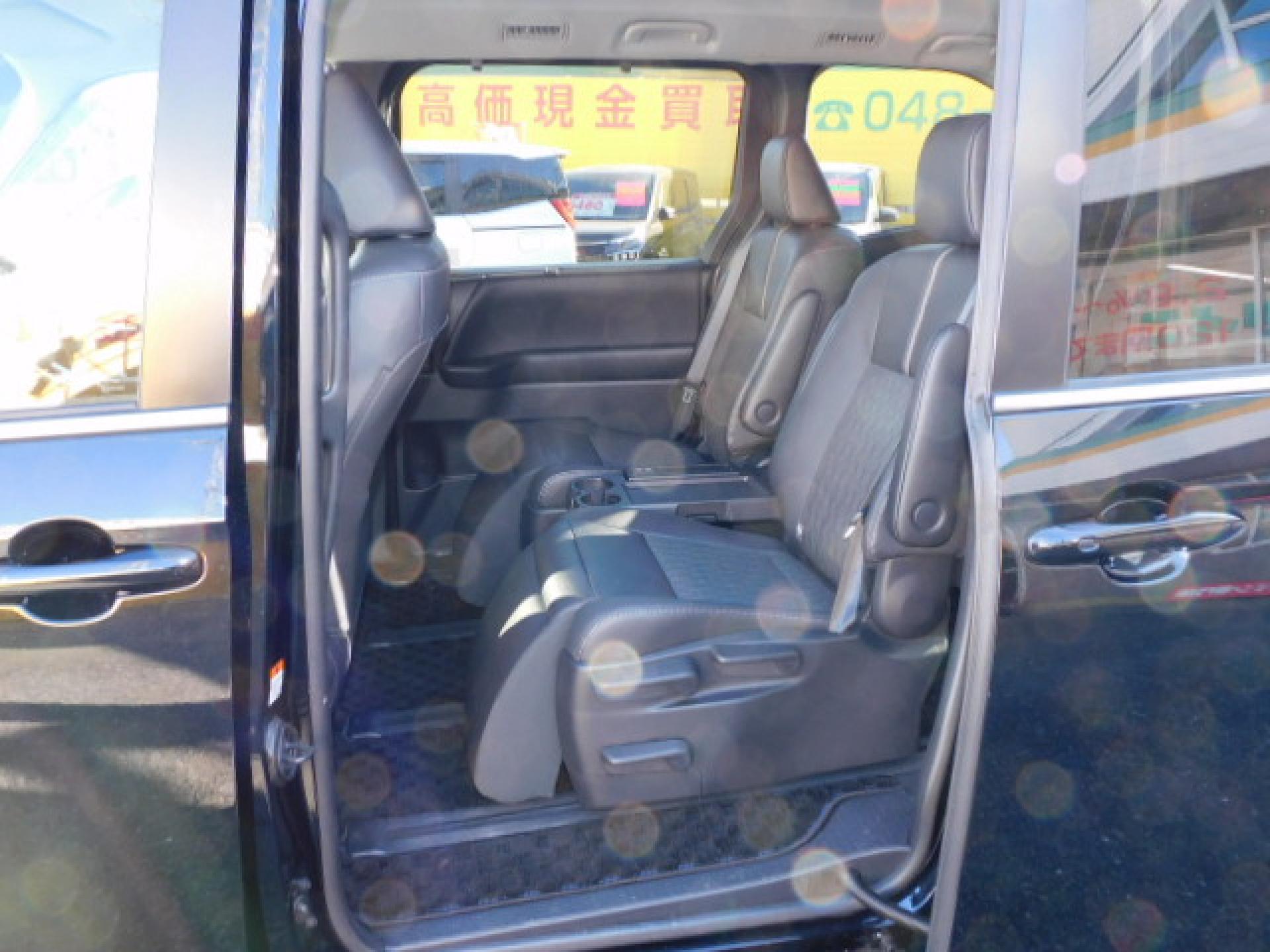 7人乗り(超ロングスライド+リクライニング+両側アームレスト)、折りたたみ式サイドテーブル、オットマン&シートヒーター(※)メーカーオプション快適利便パッケージHigh