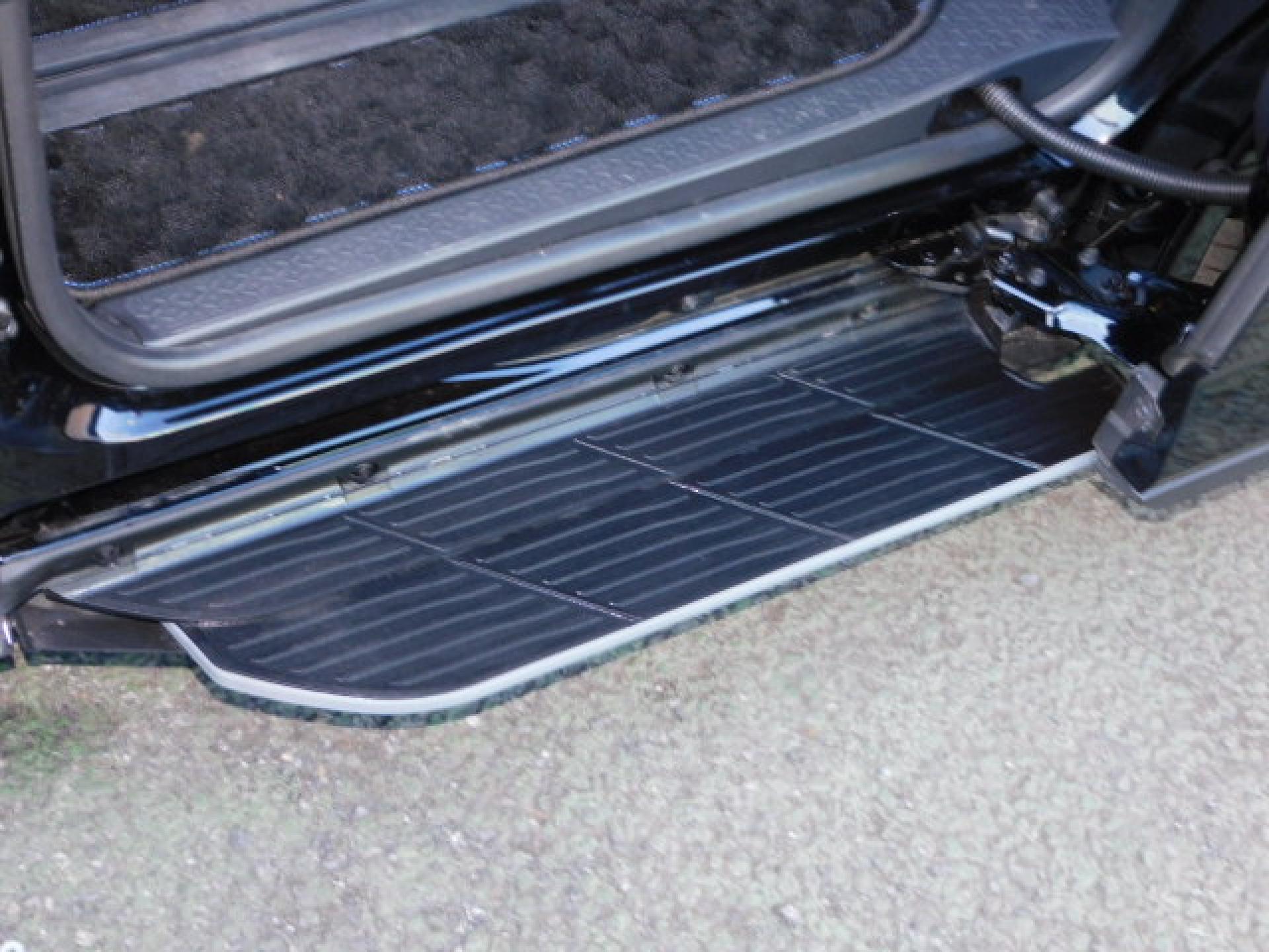 ユニバーサルステップ(※)メーカーオプション