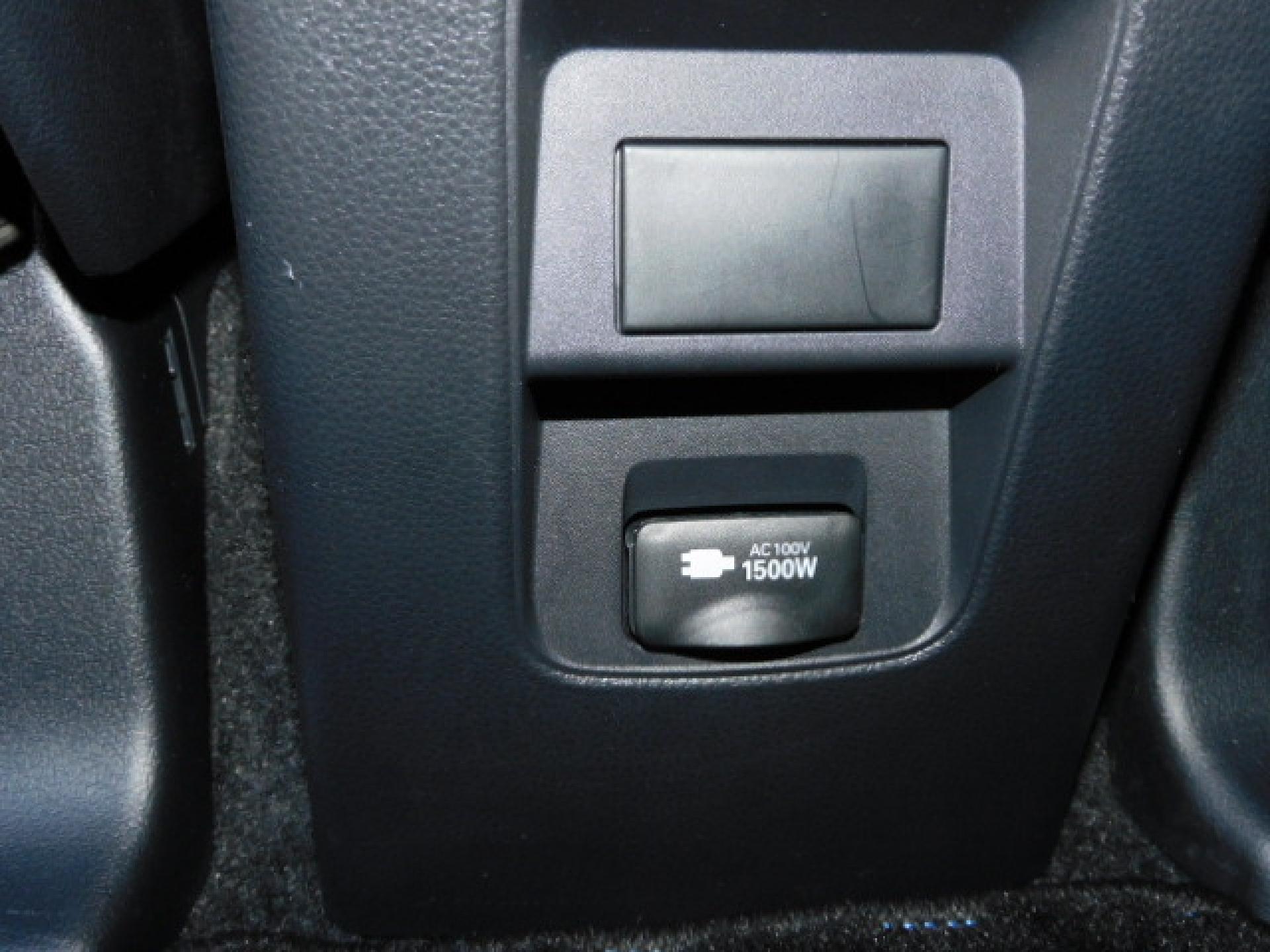1500Wコンセント(センターコンソール後部)
