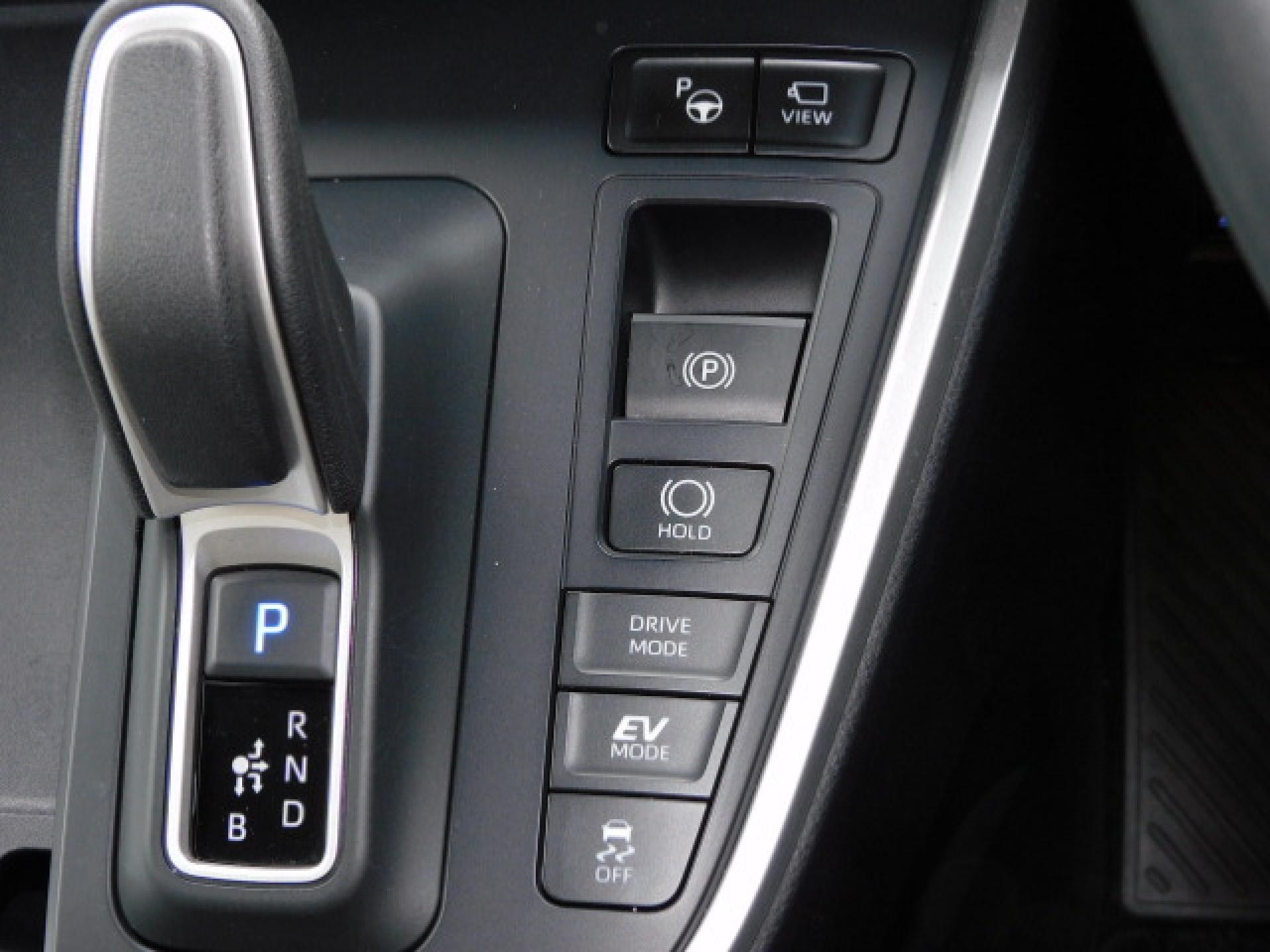 (上から)アドバンストパーク、パノラミックビューモニター(※)メーカーオプション トヨタチームメイト、電動パーキングブレーキ&ブレーキホールド、ドライブモード、TRC