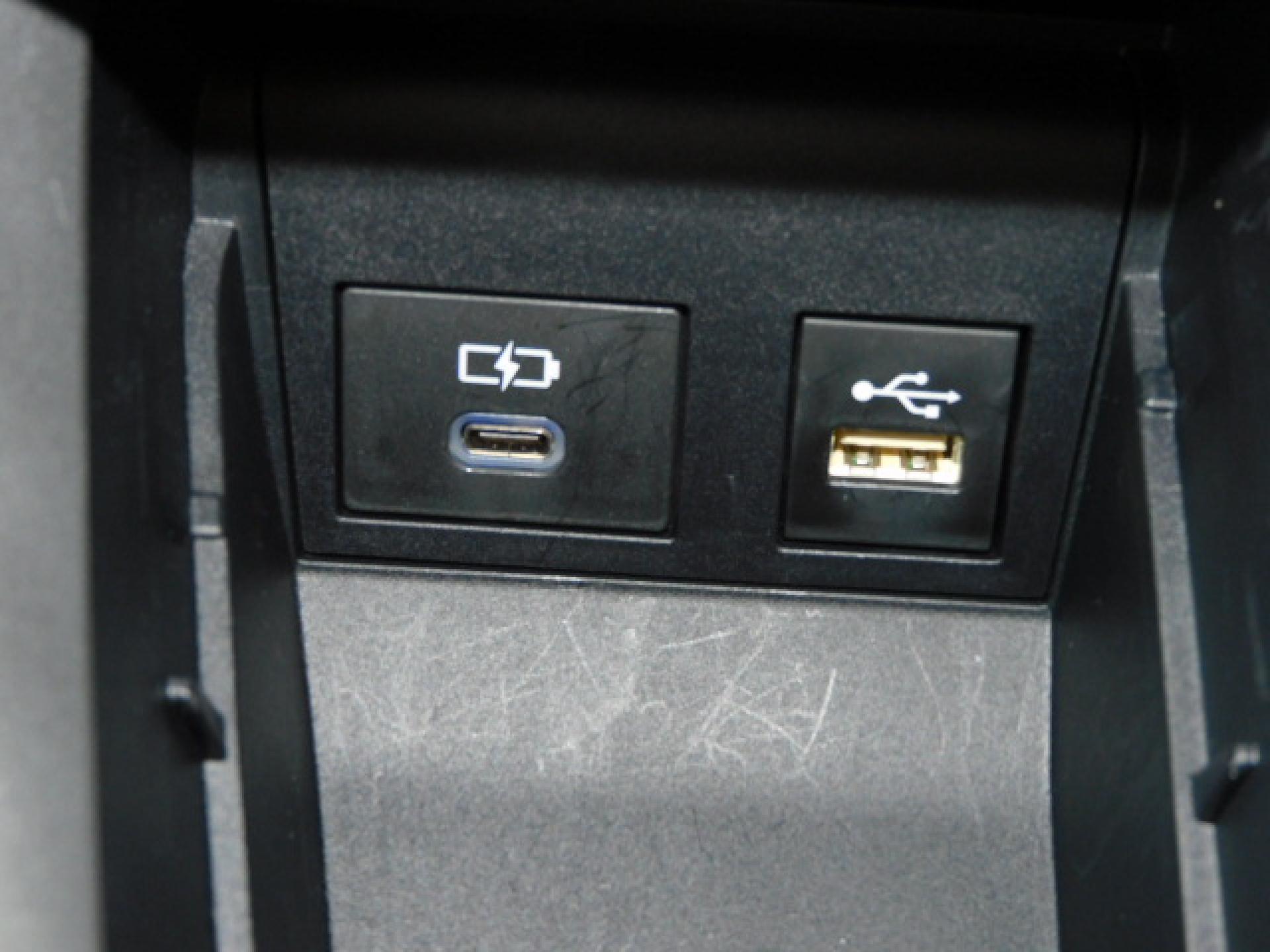 シフト横小物入れ内に充電用USB(Type-C)、通信用USB(Type-A)、各1個付いています。