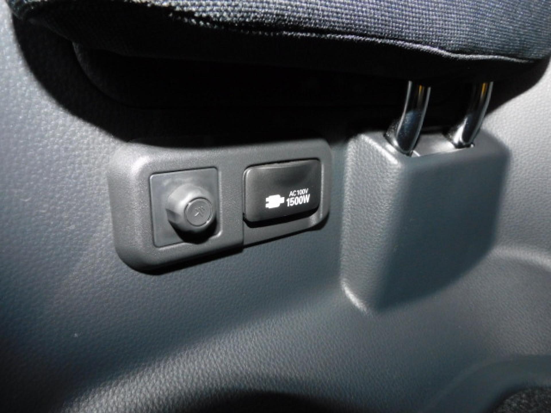 サードシート左後方には便利なACコンセントが付いております。