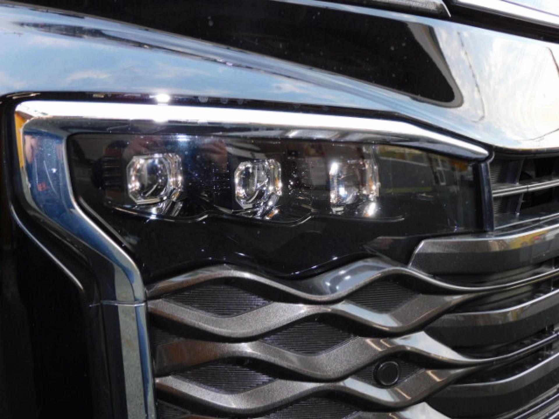 オートレベリング機能付プロジェクター式3眼LEDヘッドランプ+アダプティブハイビームシステム(※)メーカーオプション