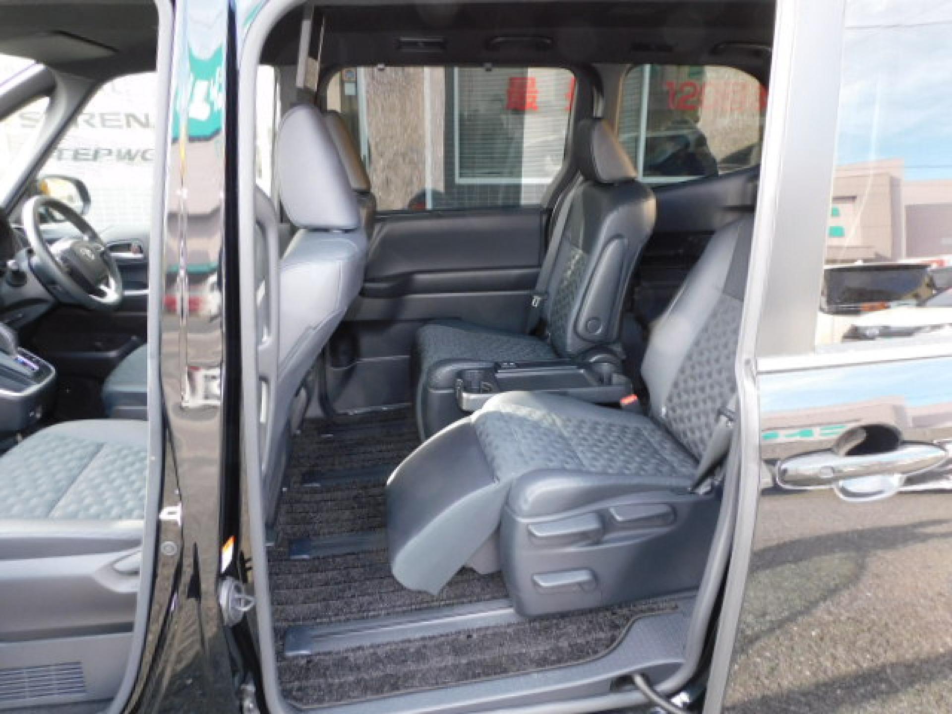 7人乗り(超ロングスライド+リクライニング+両側アームレスト)、折りたたみ式サイドテーブル、オットマン&シートヒーター(※)メーカーオプション快適利便パッケージHigh