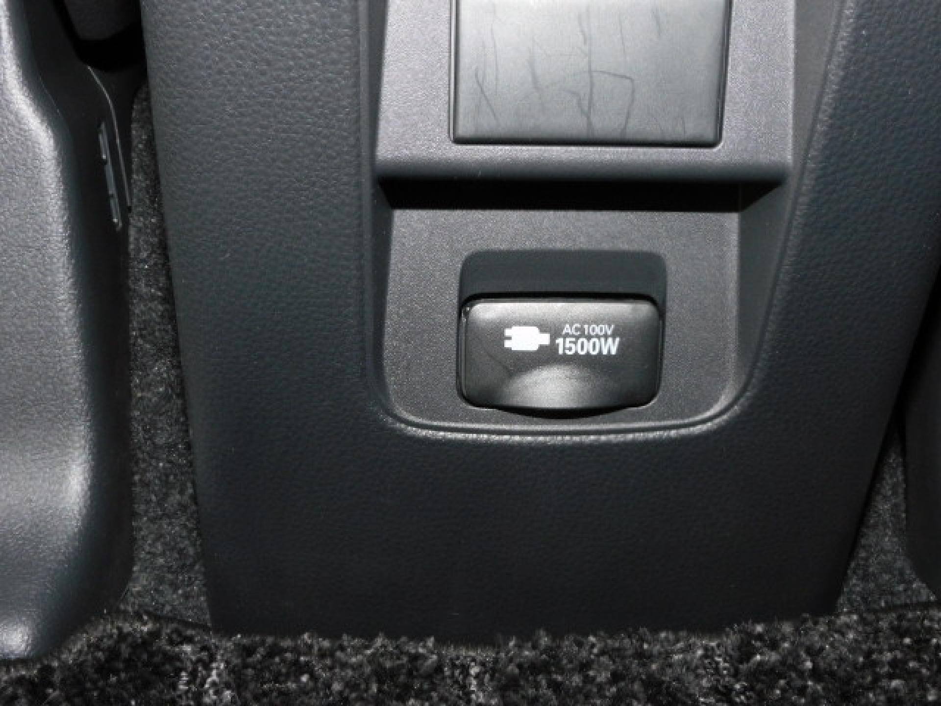 1500Wコンセント(センターコンソール後部)