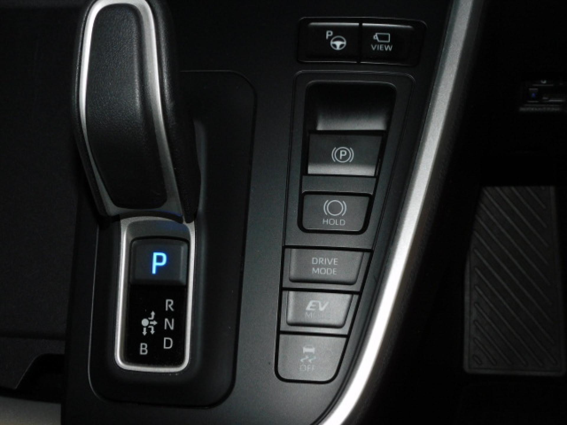 （上から）アドバンストパーク、パノラミックビューモニター（※）メーカーオプション トヨタチームメイト、電動パーキングブレーキ＆ブレーキホールド、ドライブモード、TRC