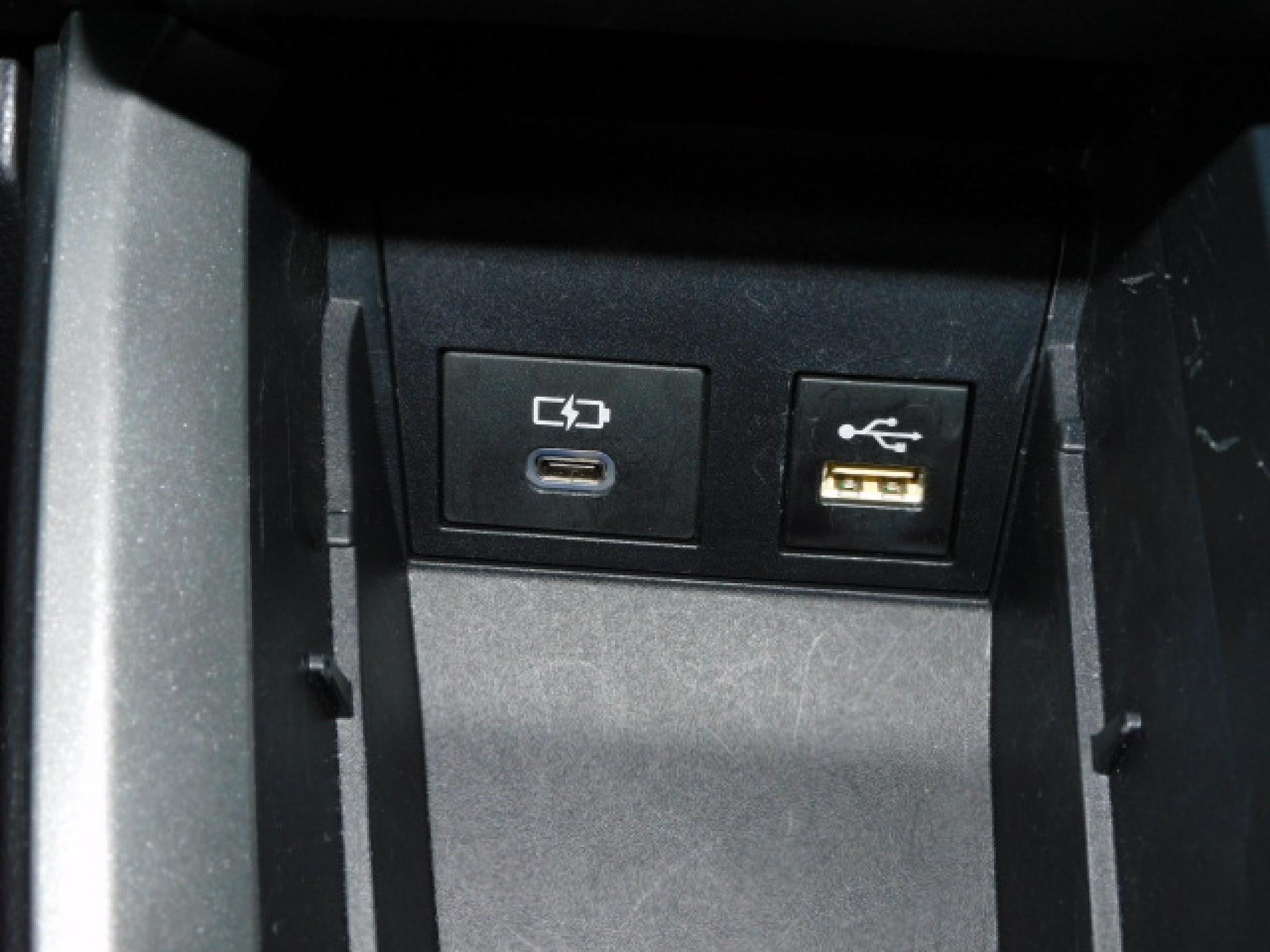 シフト横小物入れ内に充電用USB（Type-C）、通信用USB（Type-A）、各1個付いています。