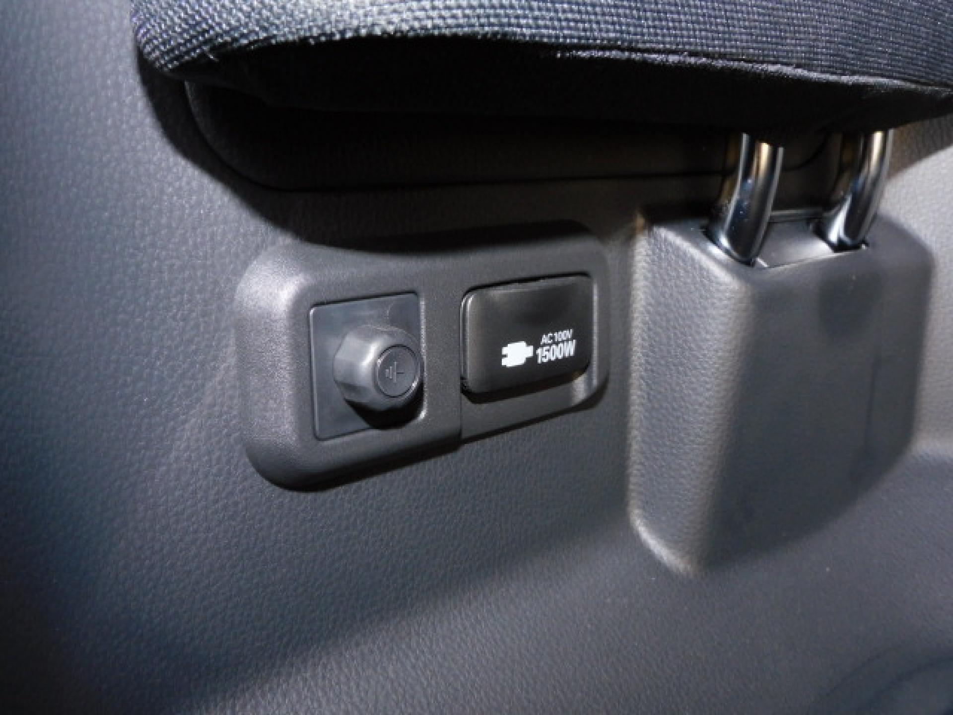 サードシート左後方には便利なACコンセントが付いております。