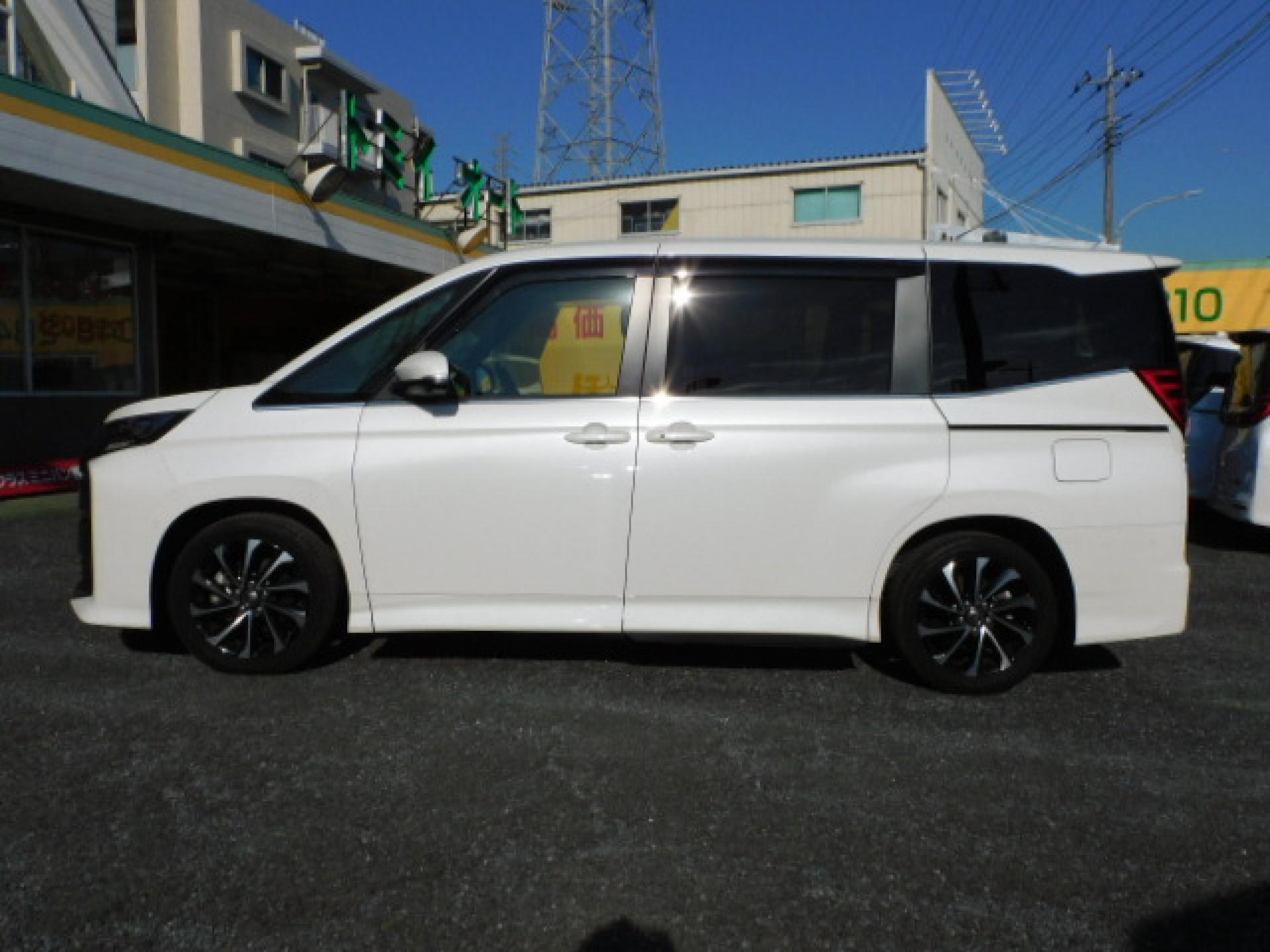 ホワイトパールクリスタルシャイン！ハンズフリーパワースライドドア（※）メーカーオプション快適利便パッケージHigh、ユニバーサルステップ（助手席側）（※）メーカーオプション