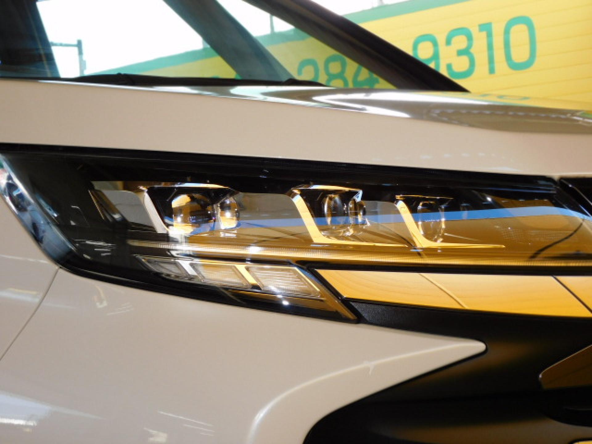 オートレベリング機能付プロジェクター式3眼LEDヘッドランプ＋アダプティブハイビームシステム（※）メーカーオプション