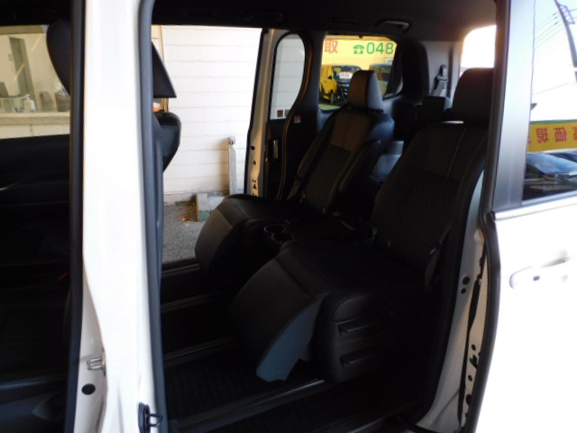 7人乗り（超ロングスライド＋リクライニング＋両側アームレスト）、折りたたみ式サイドテーブル、オットマン＆シートヒーター（※）メーカーオプション快適利便パッケージHigh