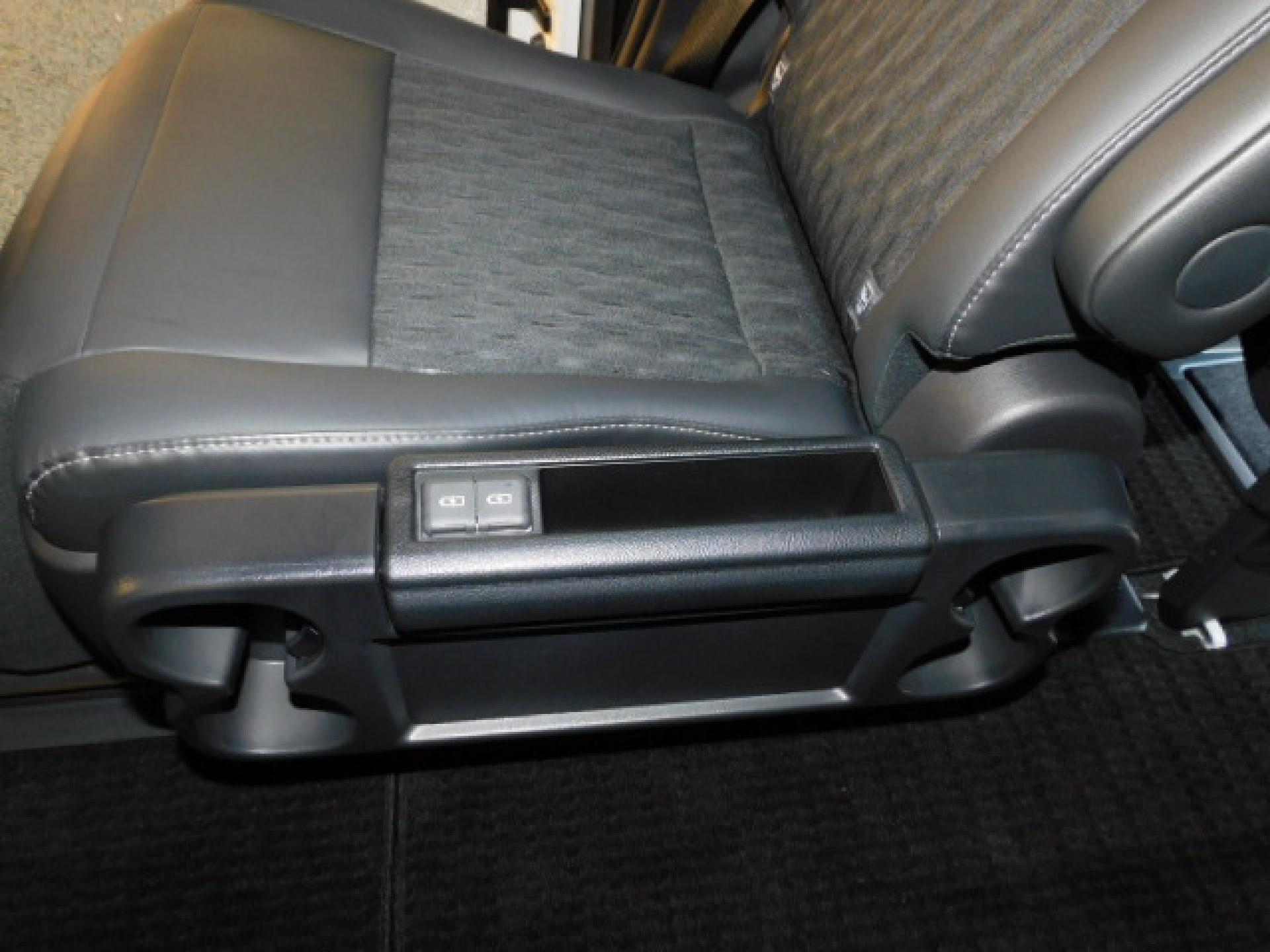 折りたたみ式セカンドシートサイドテーブル（カップホルダー×4・充電用USB×2）