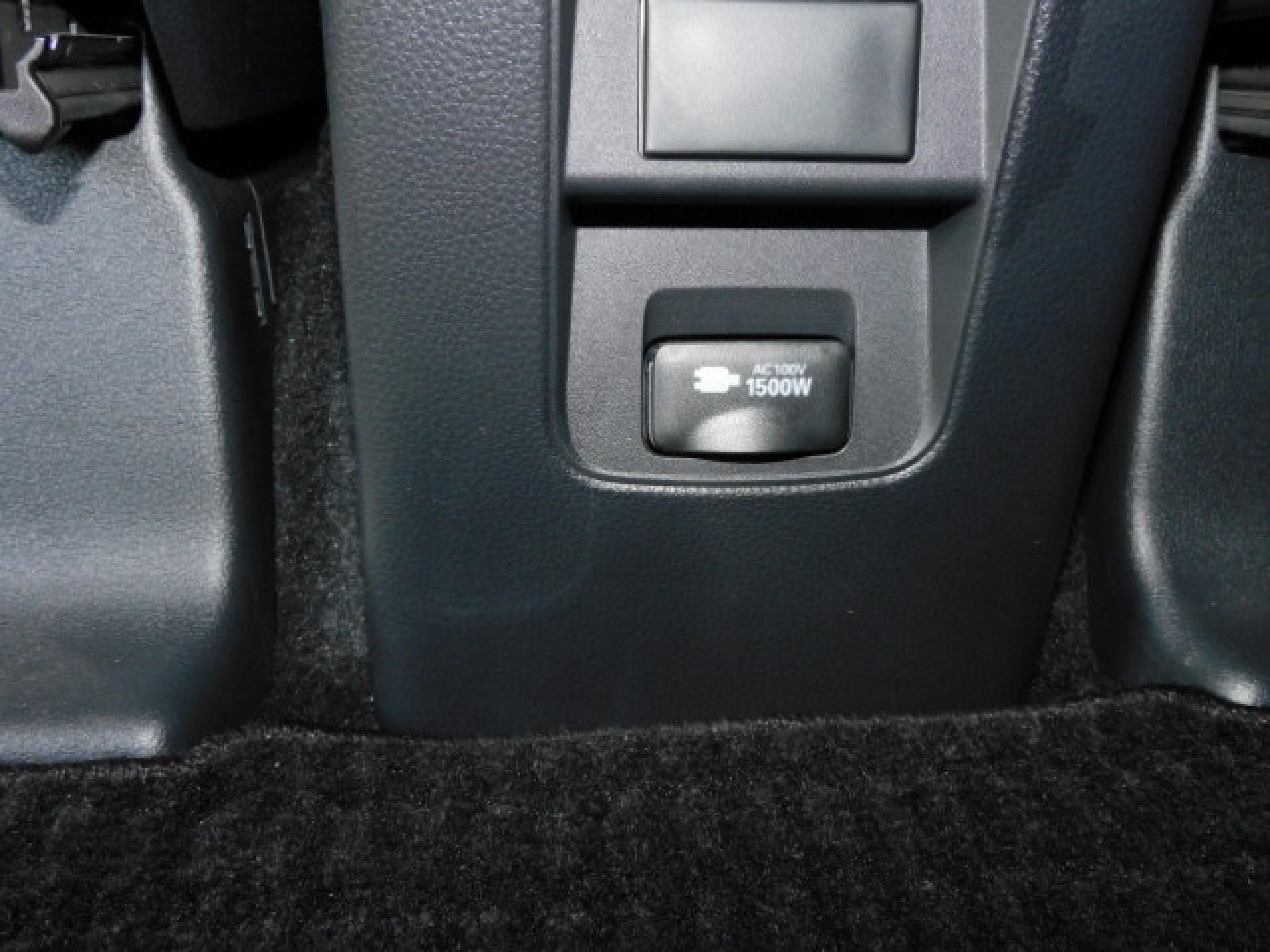 1500Wコンセント（センターコンソール後部）