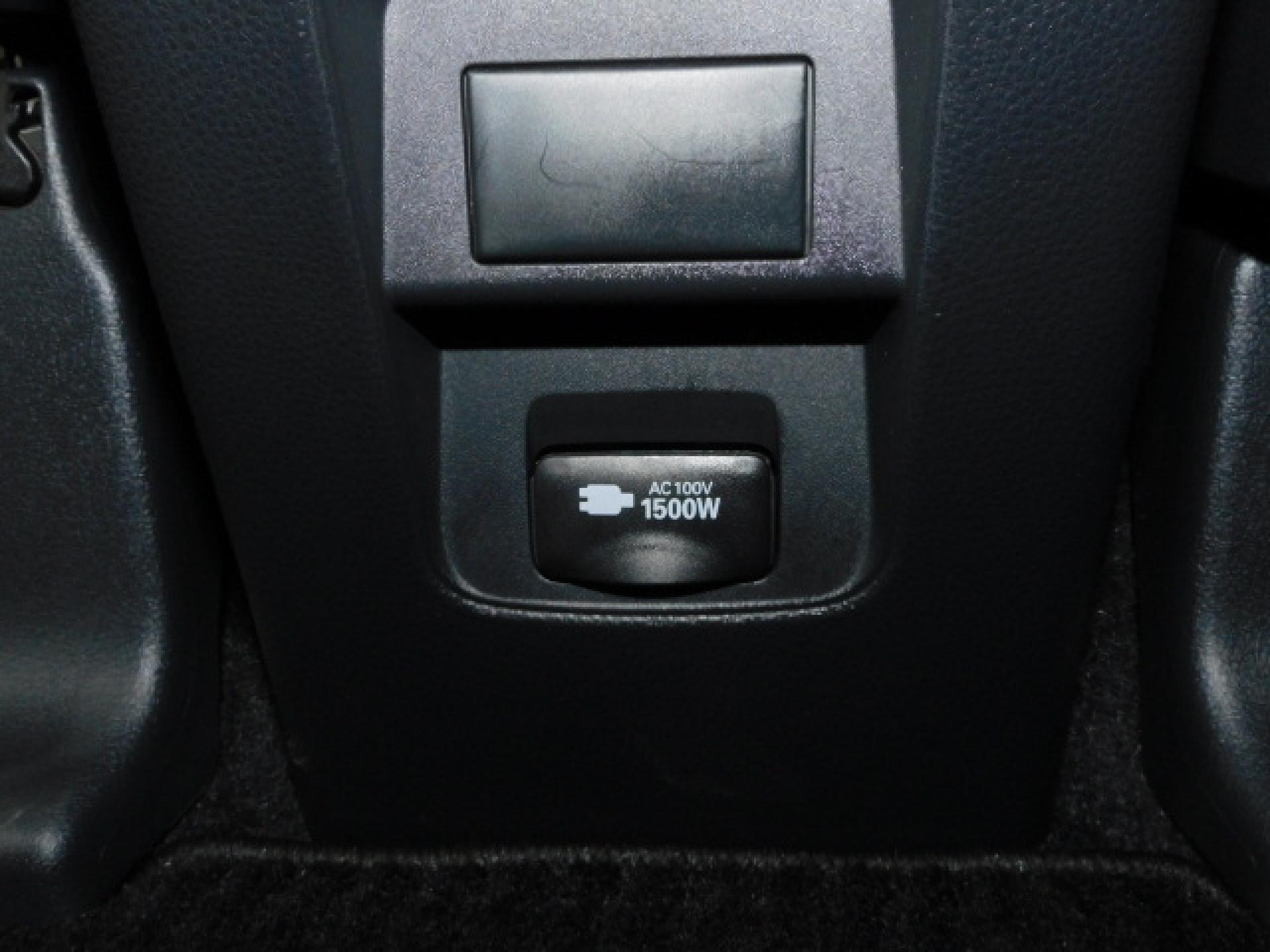1500Wコンセント（センターコンソール後部）