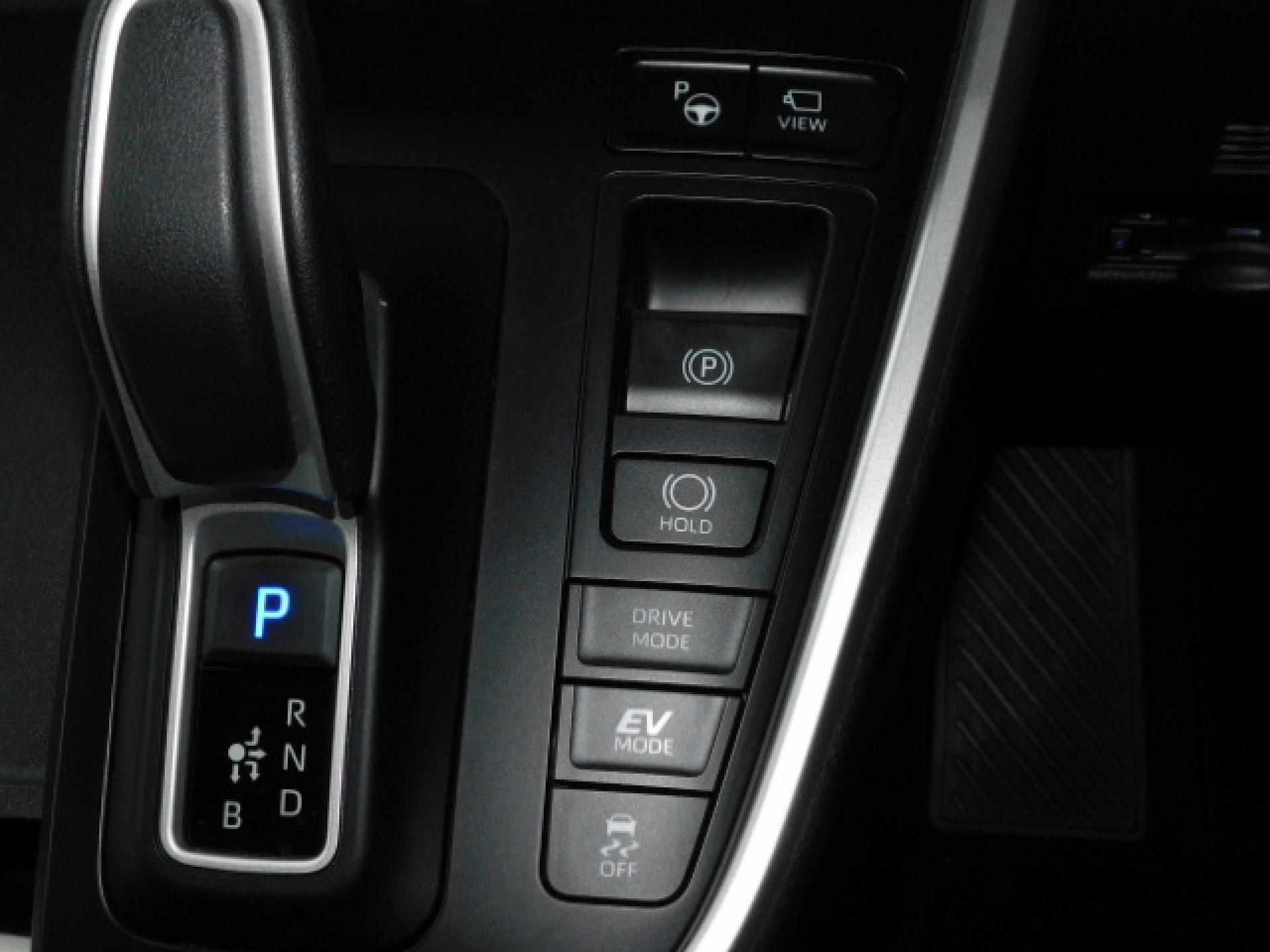 （上から）アドバンストパーク、パノラミックビューモニター（※）メーカーオプション トヨタチームメイト、電動パーキングブレーキ＆ブレーキホールド、ドライブモード、TRC