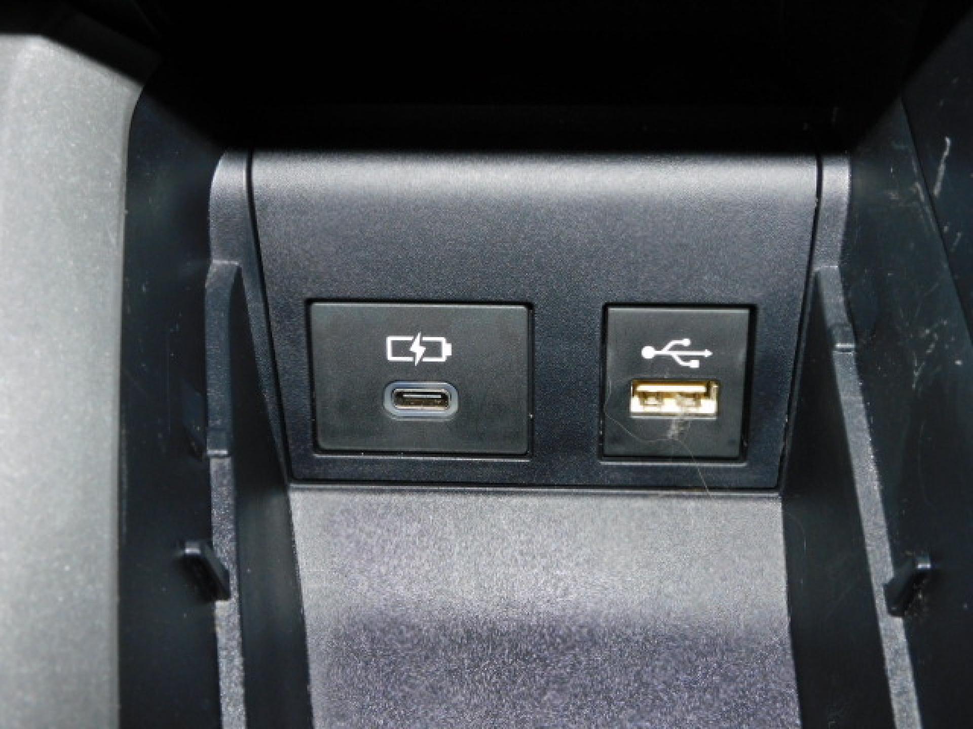 シフト横小物入れ内に充電用USB（Type-C）、通信用USB（Type-A）、各1個付いています。