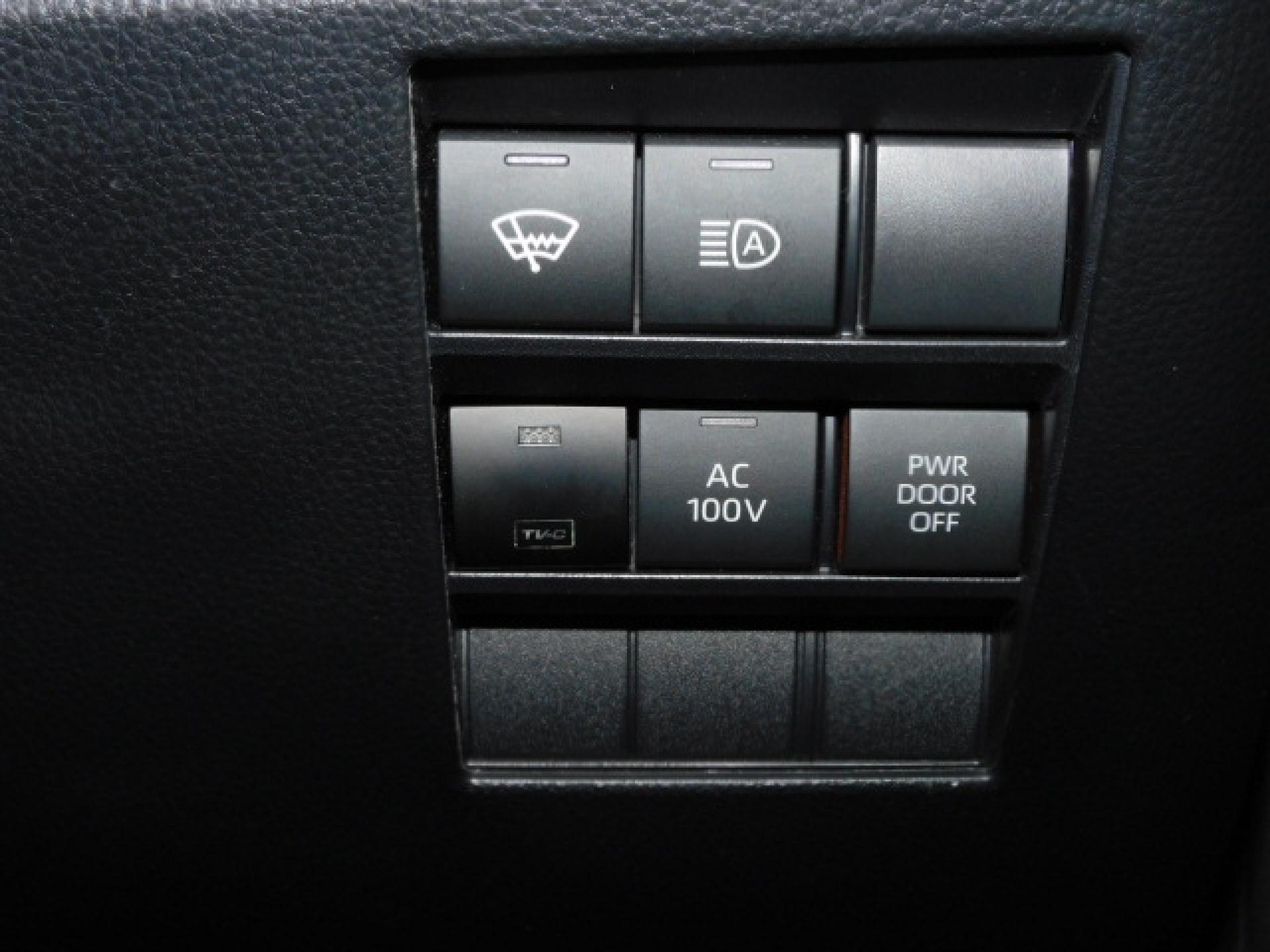 ウィンドシールドデアイサー＆PTCヒーター（※）メーカーオプション 寒冷地仕様、オートマチックハイビーム、AC100V/1500Wメインスイッチ、パワードアメインスイッチ